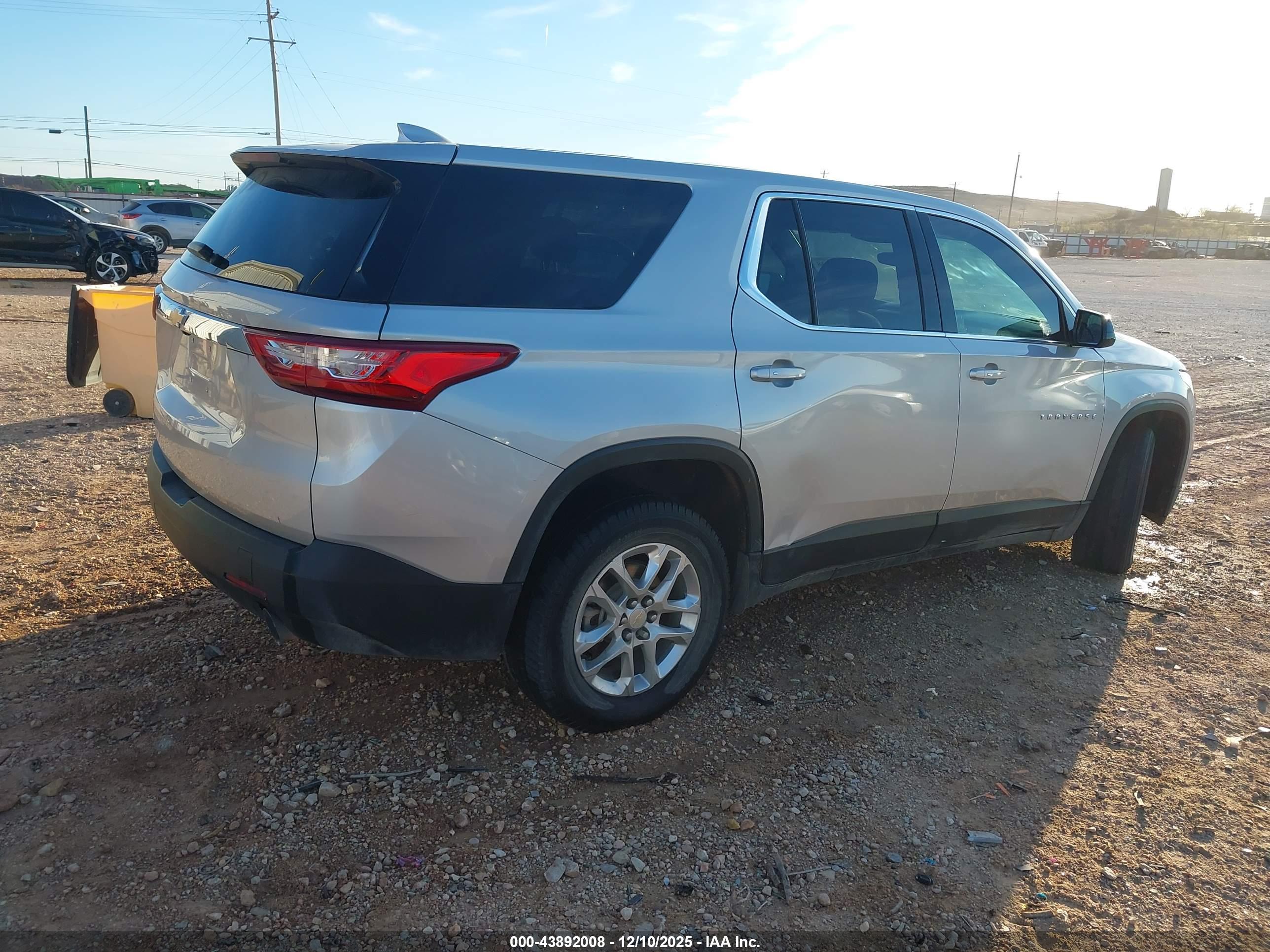 CHEVROLET TRAVERSE image 4