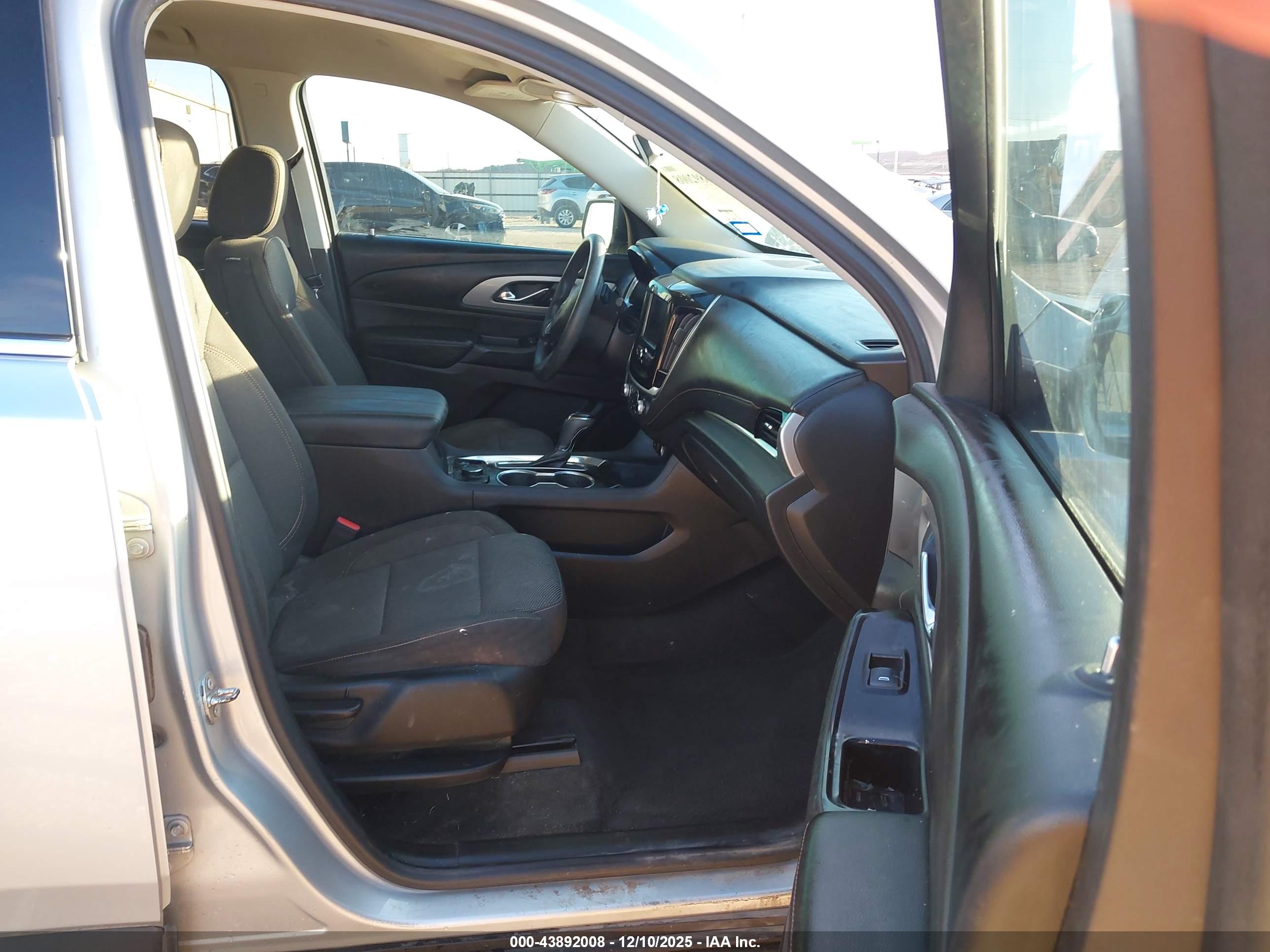 CHEVROLET TRAVERSE image 5