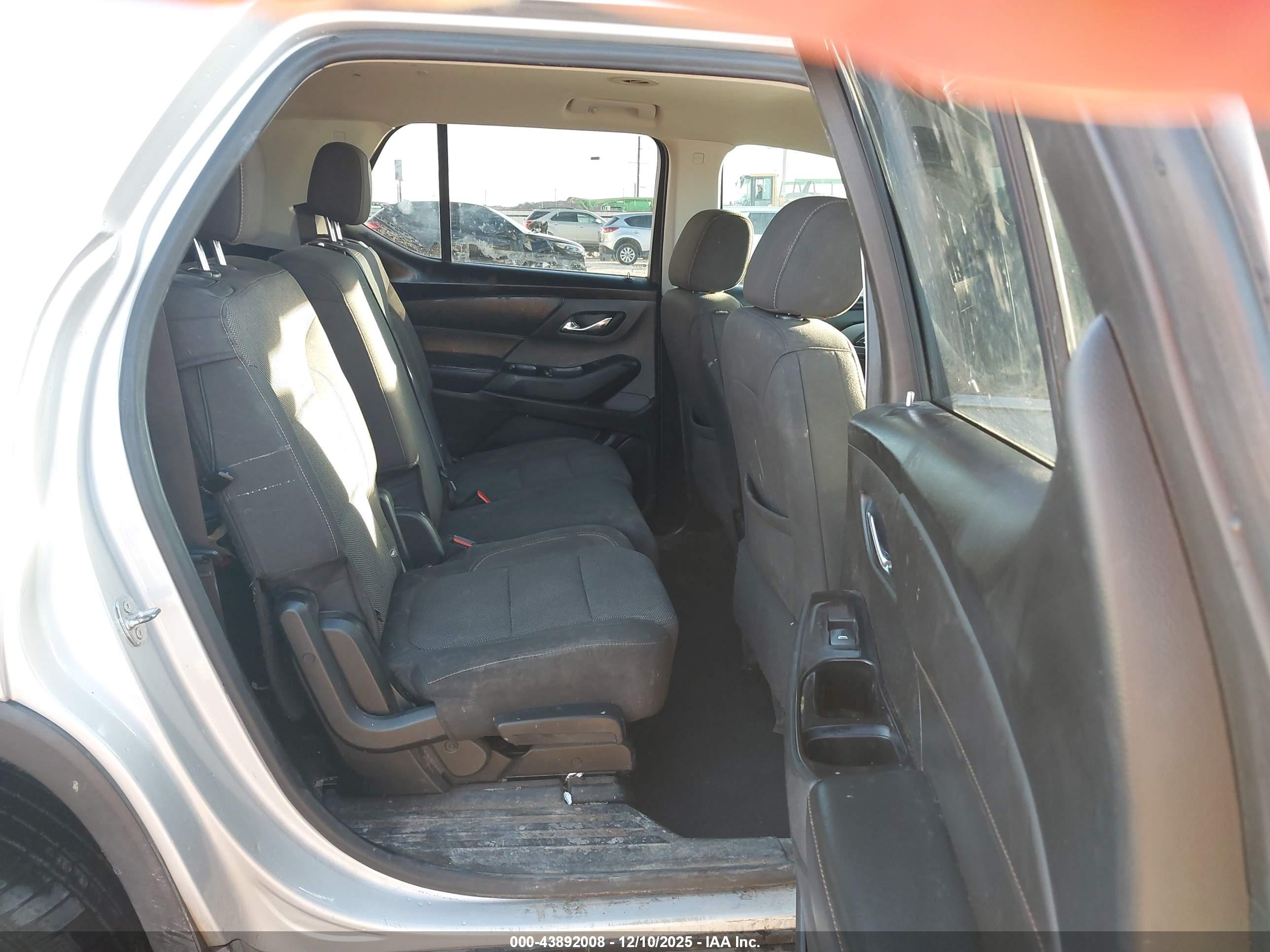 CHEVROLET TRAVERSE image 8