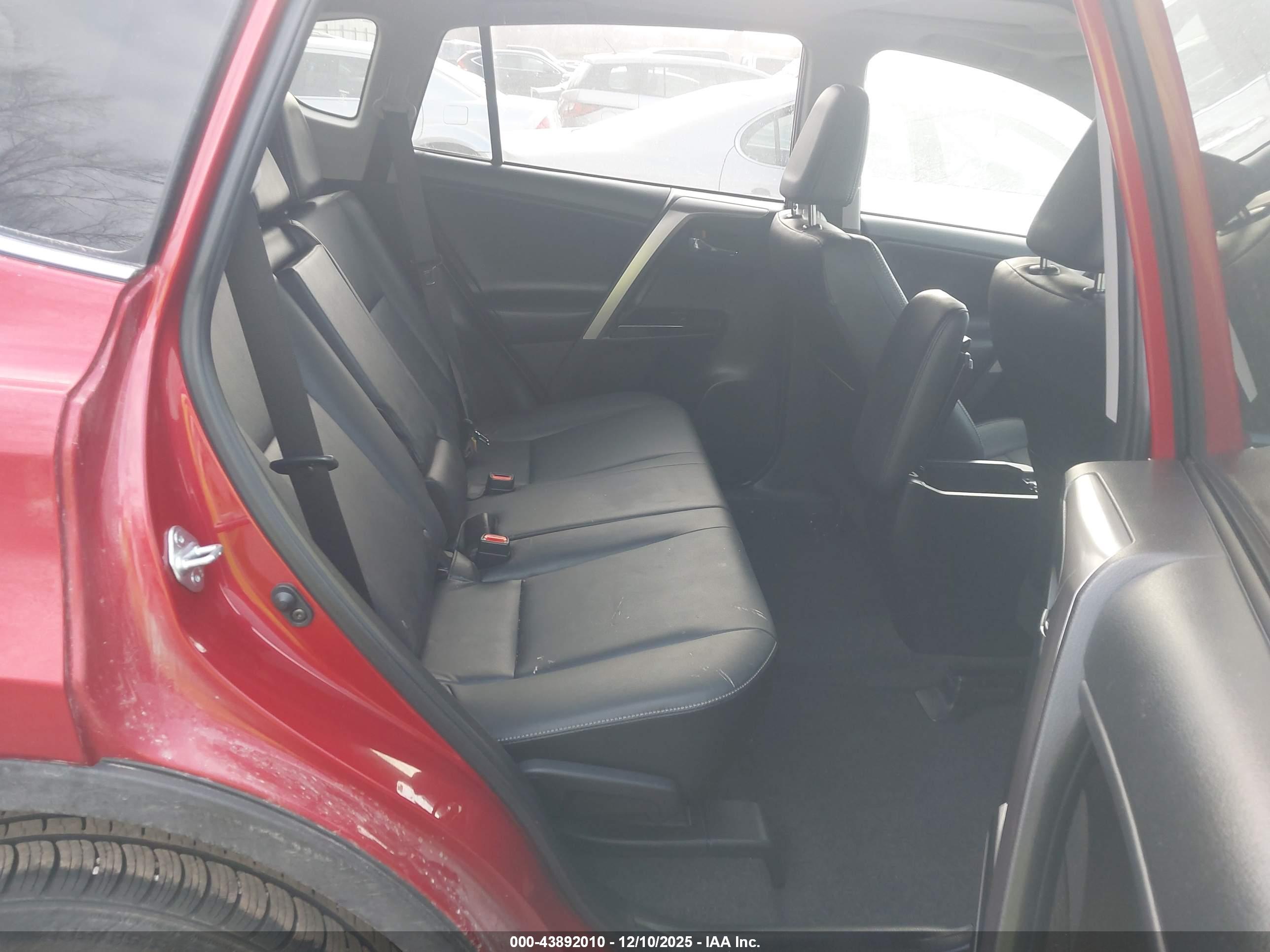 TOYOTA RAV4 image 8