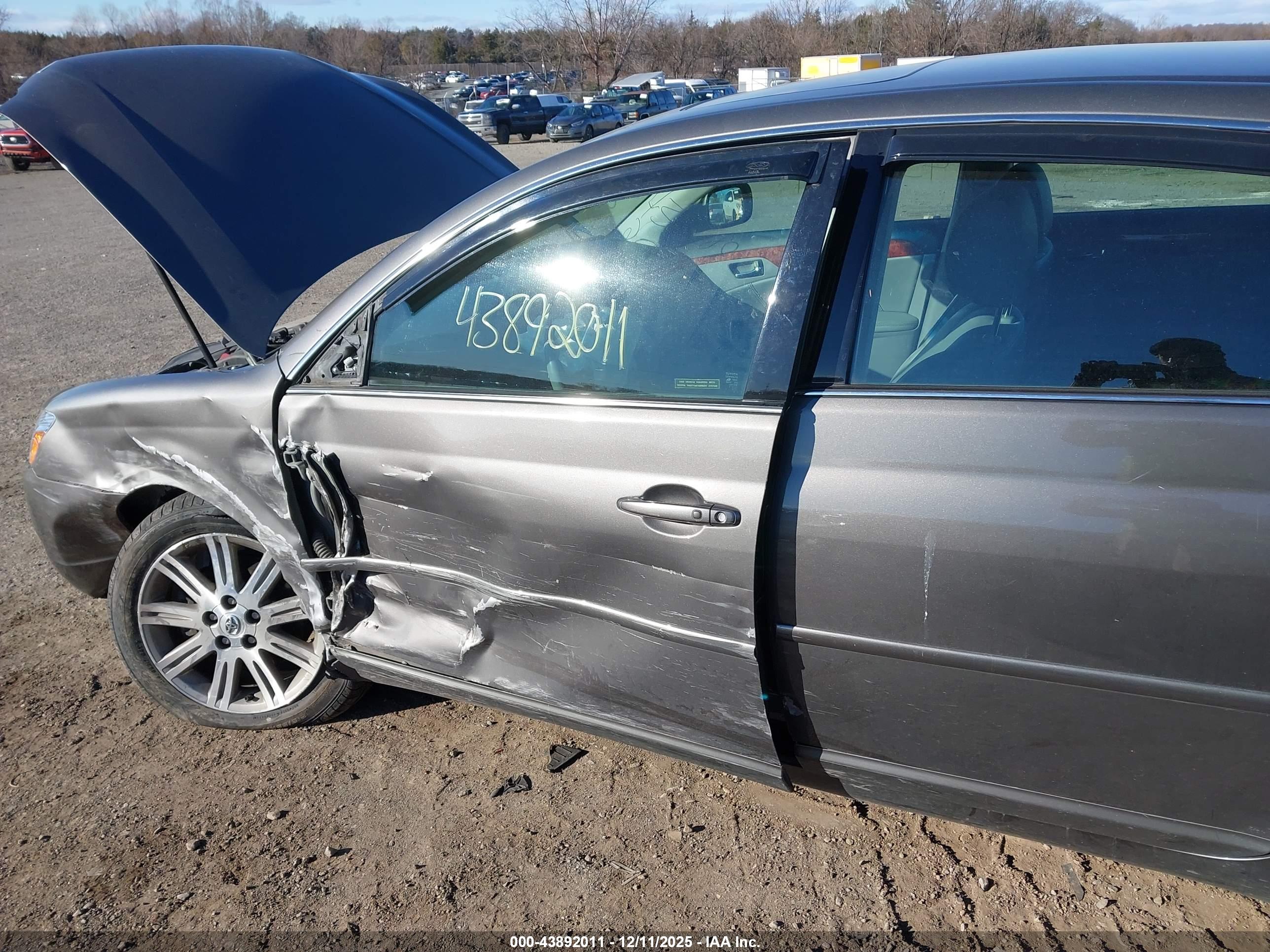 TOYOTA AVALON image 6