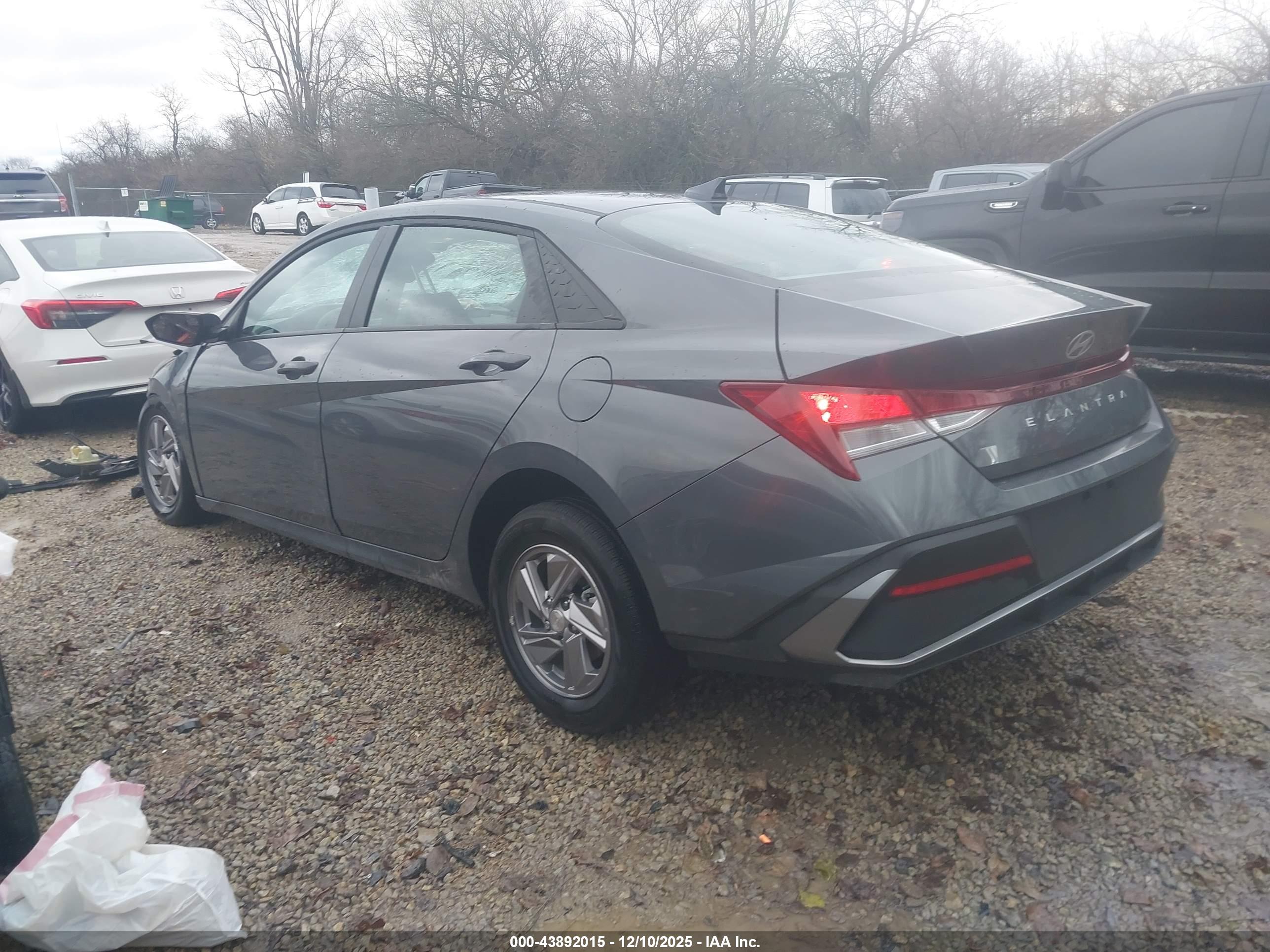 HYUNDAI ELANTRA image 3