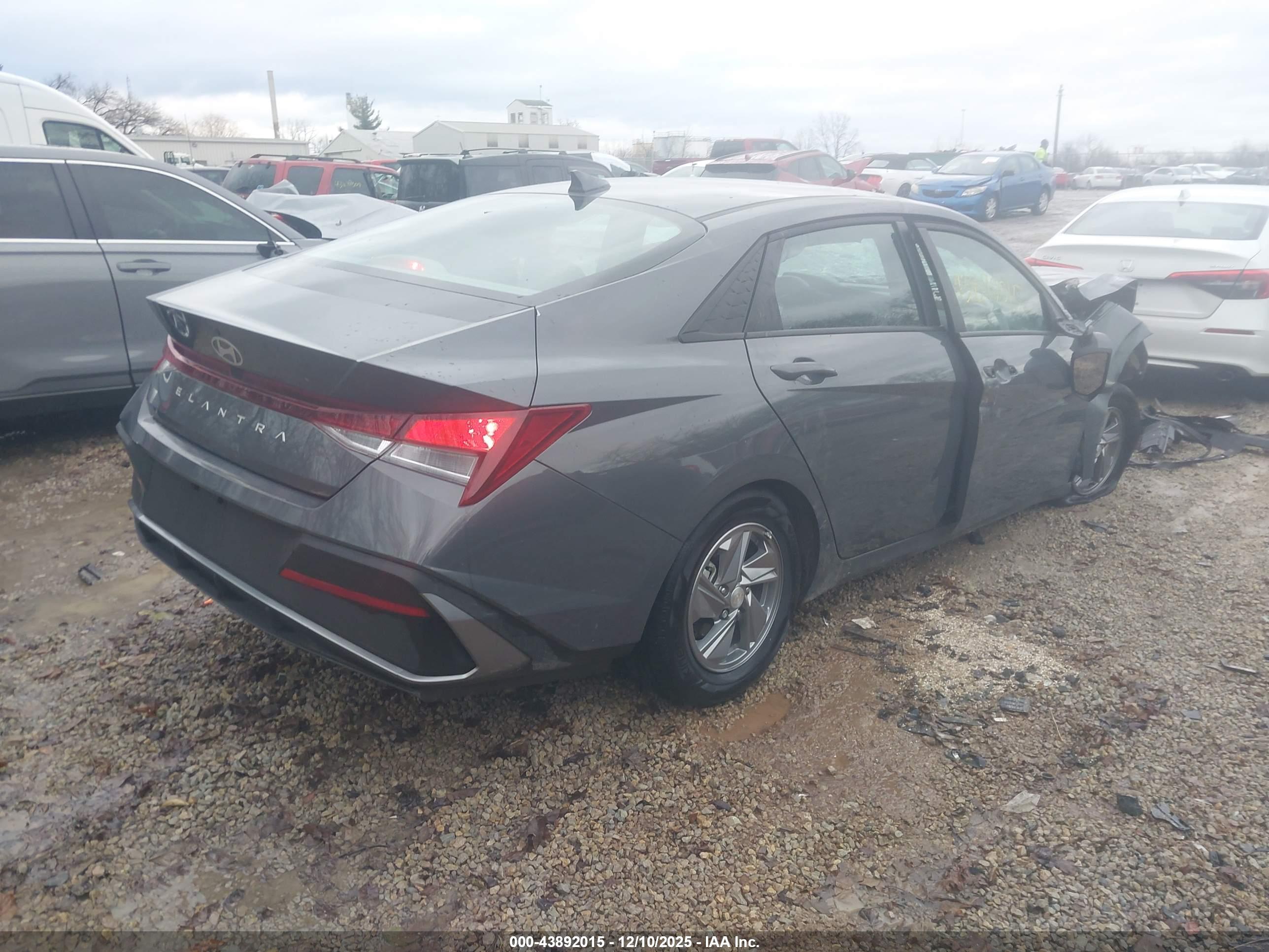 HYUNDAI ELANTRA image 4