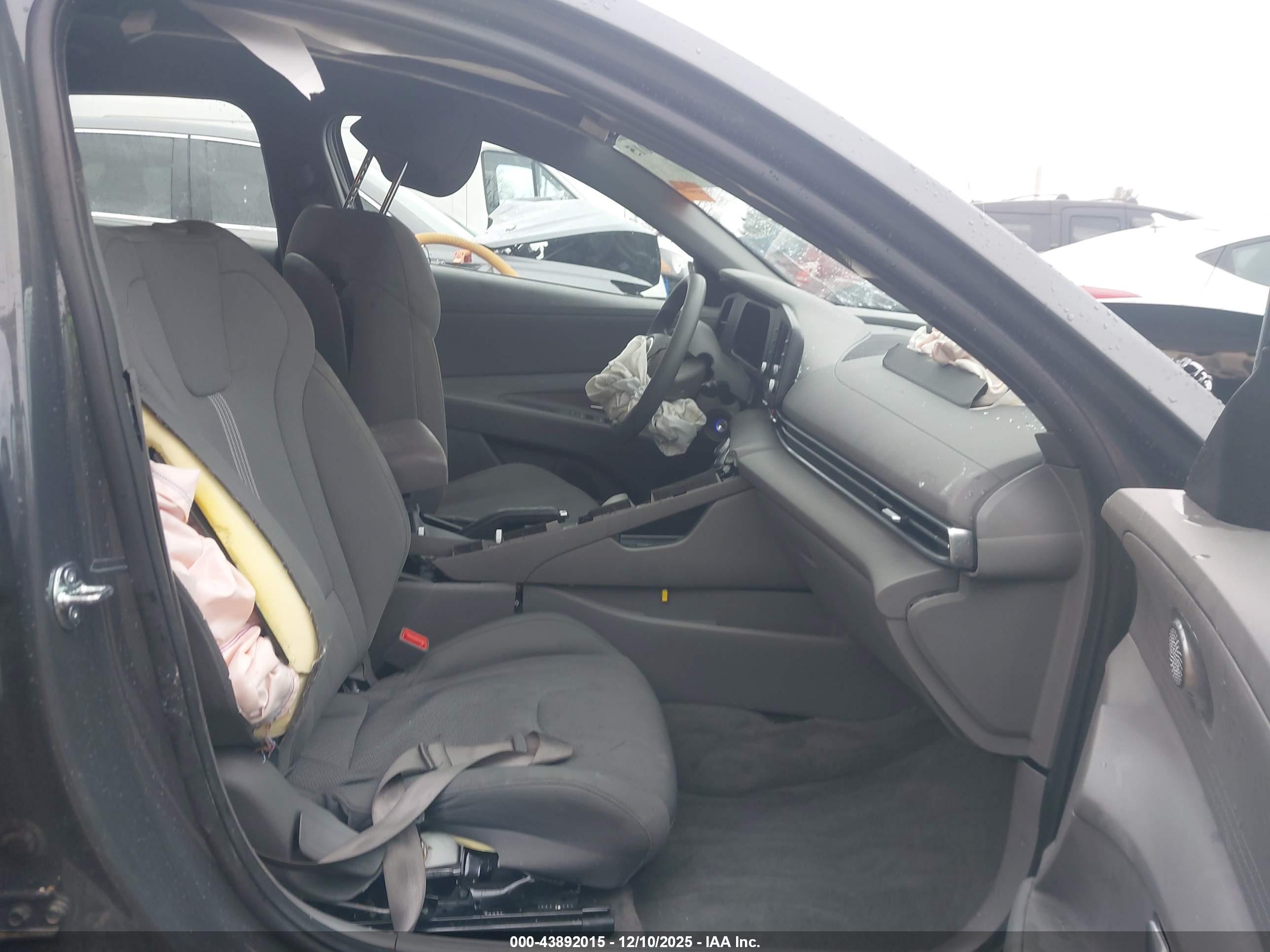 HYUNDAI ELANTRA image 5