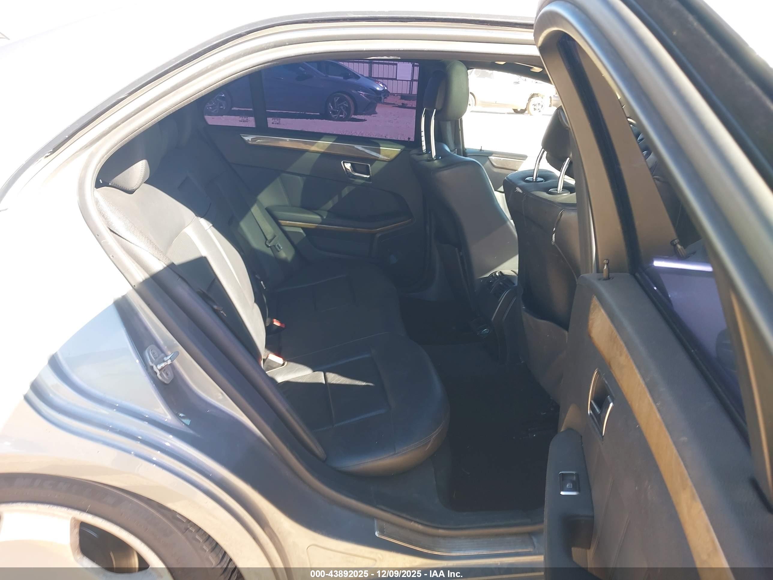 MERCEDES-BENZ E image 8