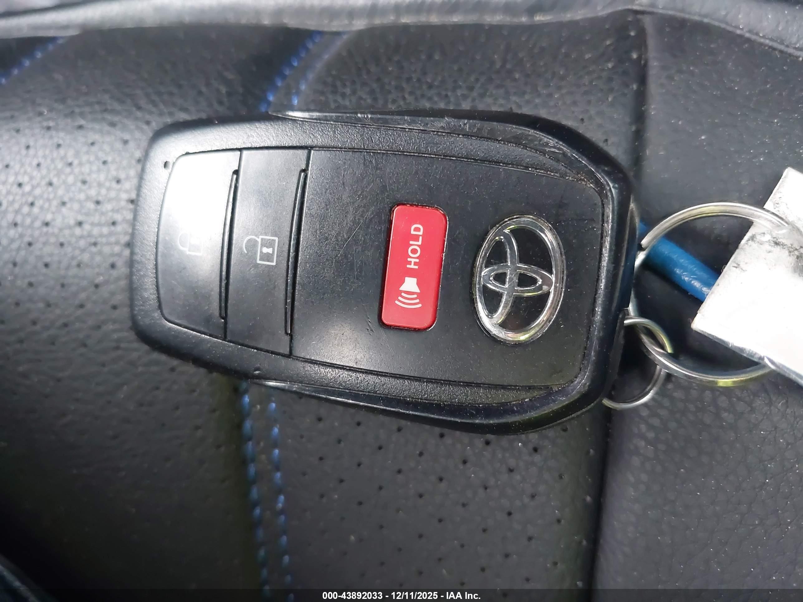 TOYOTA PRIUS image 11