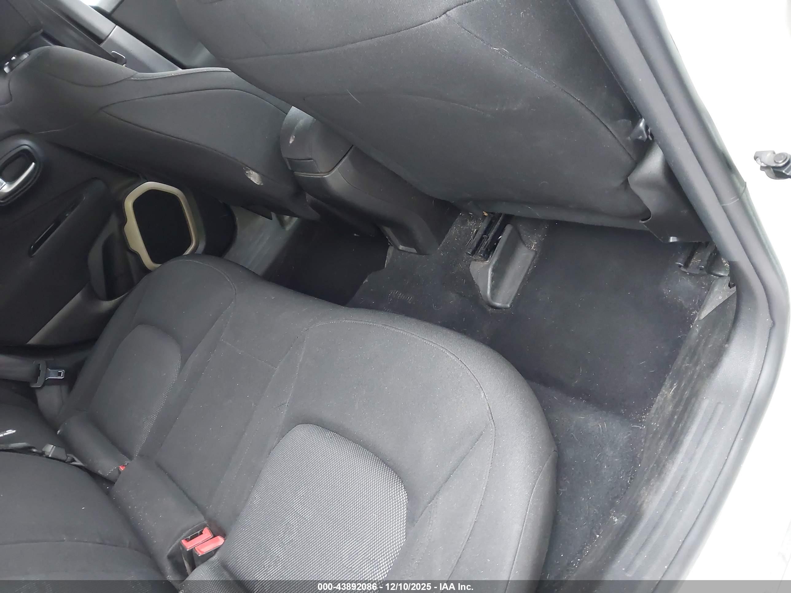 JEEP RENEGADE image 8