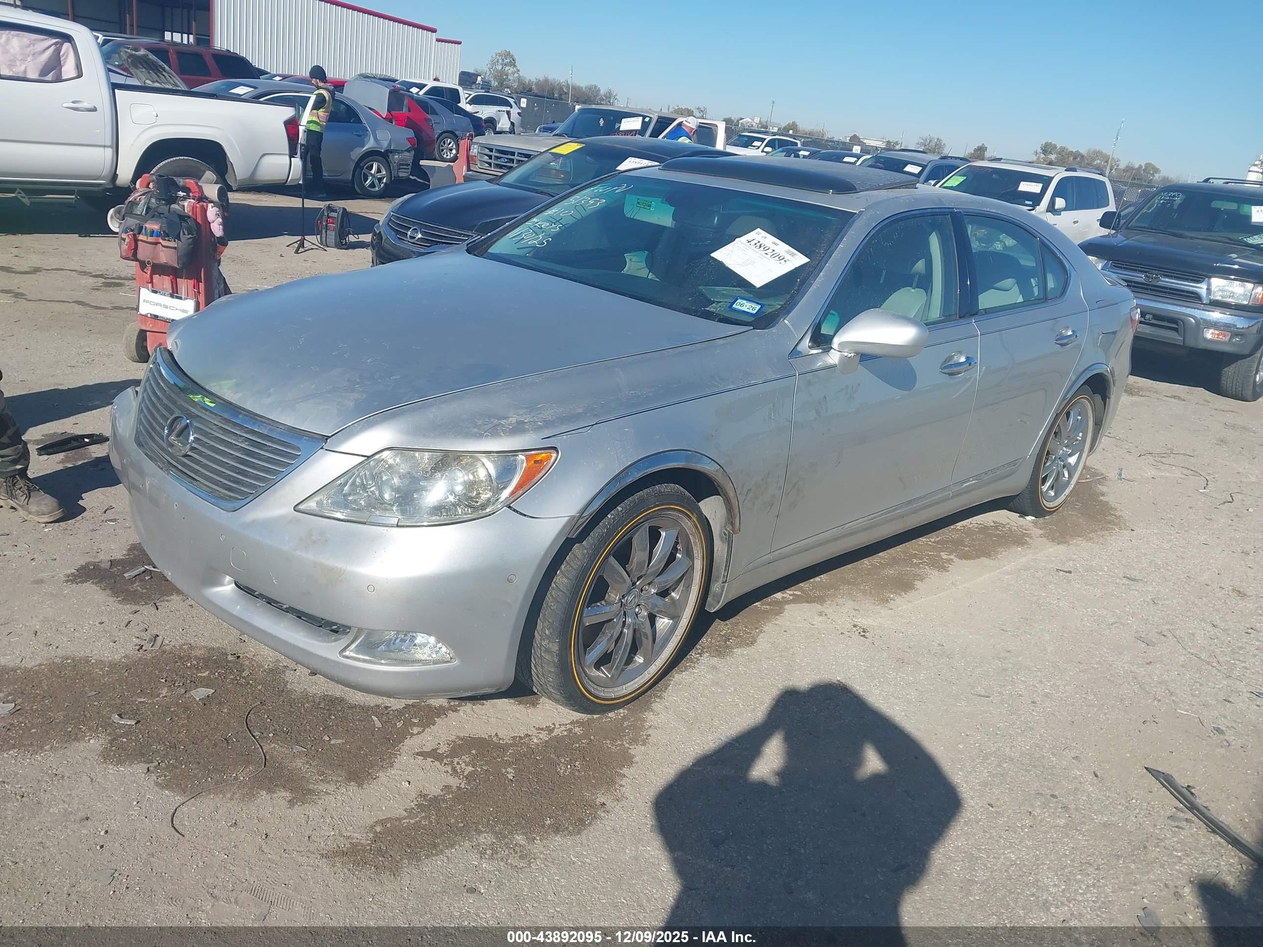 LEXUS LS image 2
