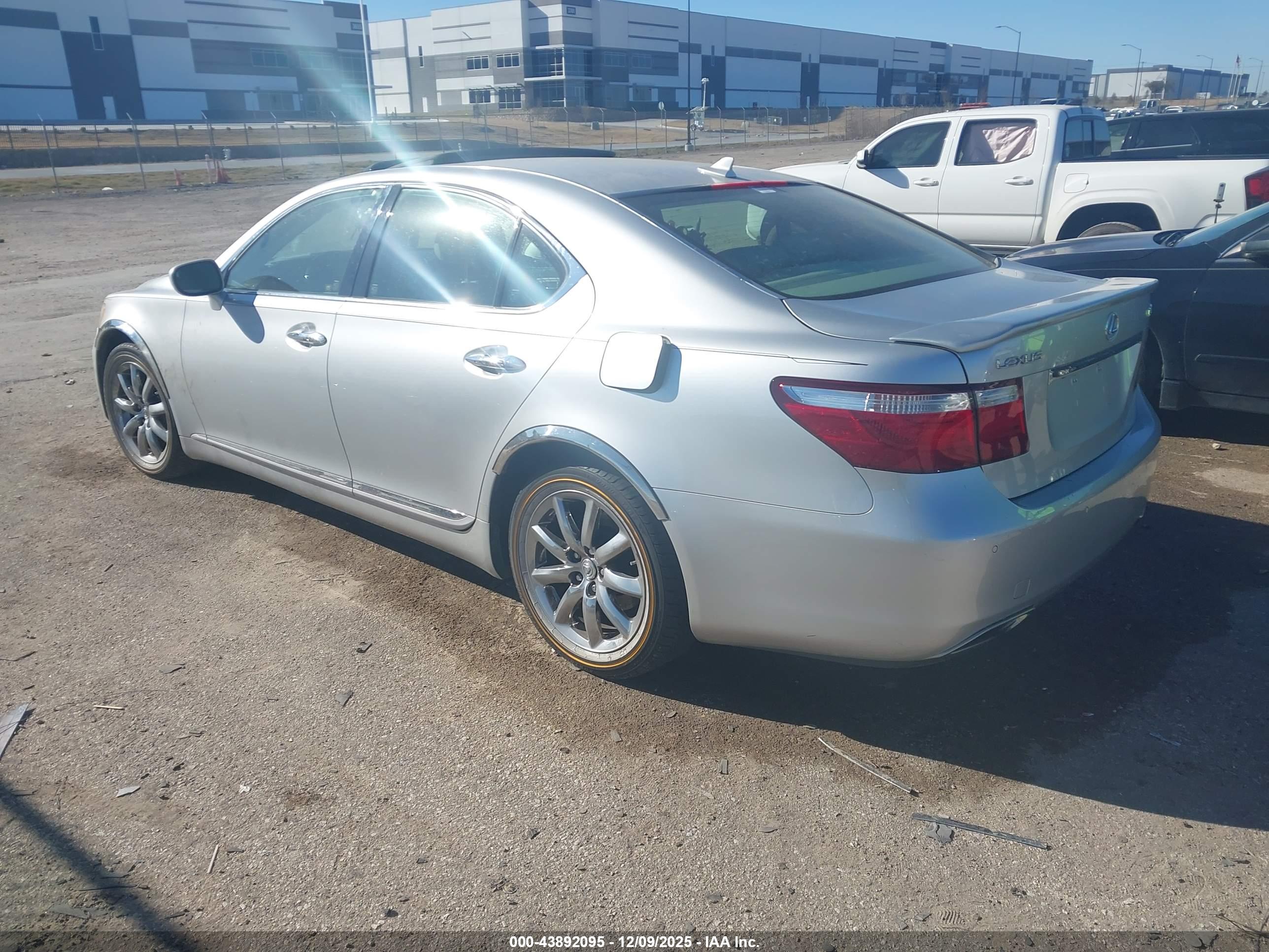 LEXUS LS image 3