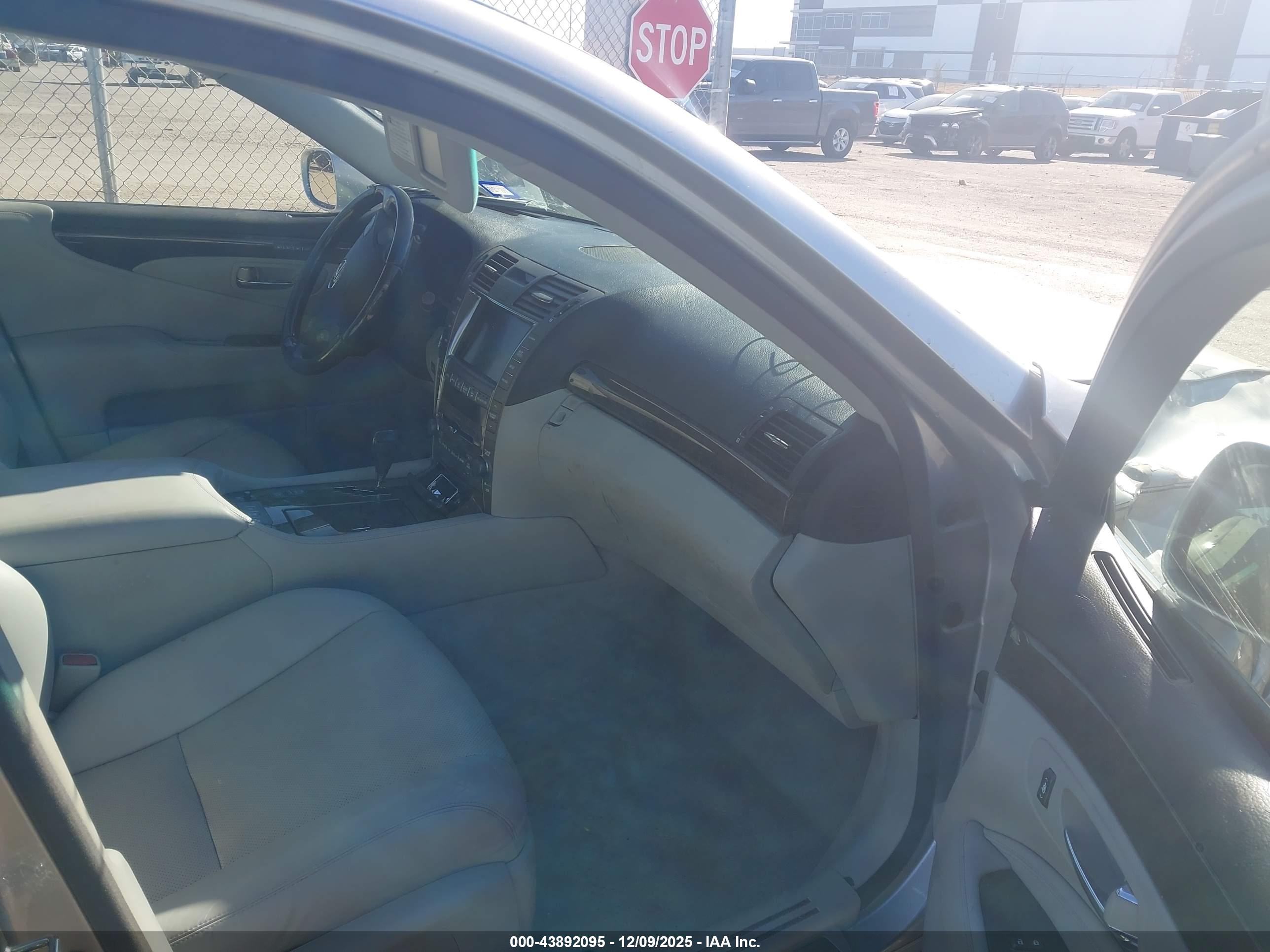 LEXUS LS image 5