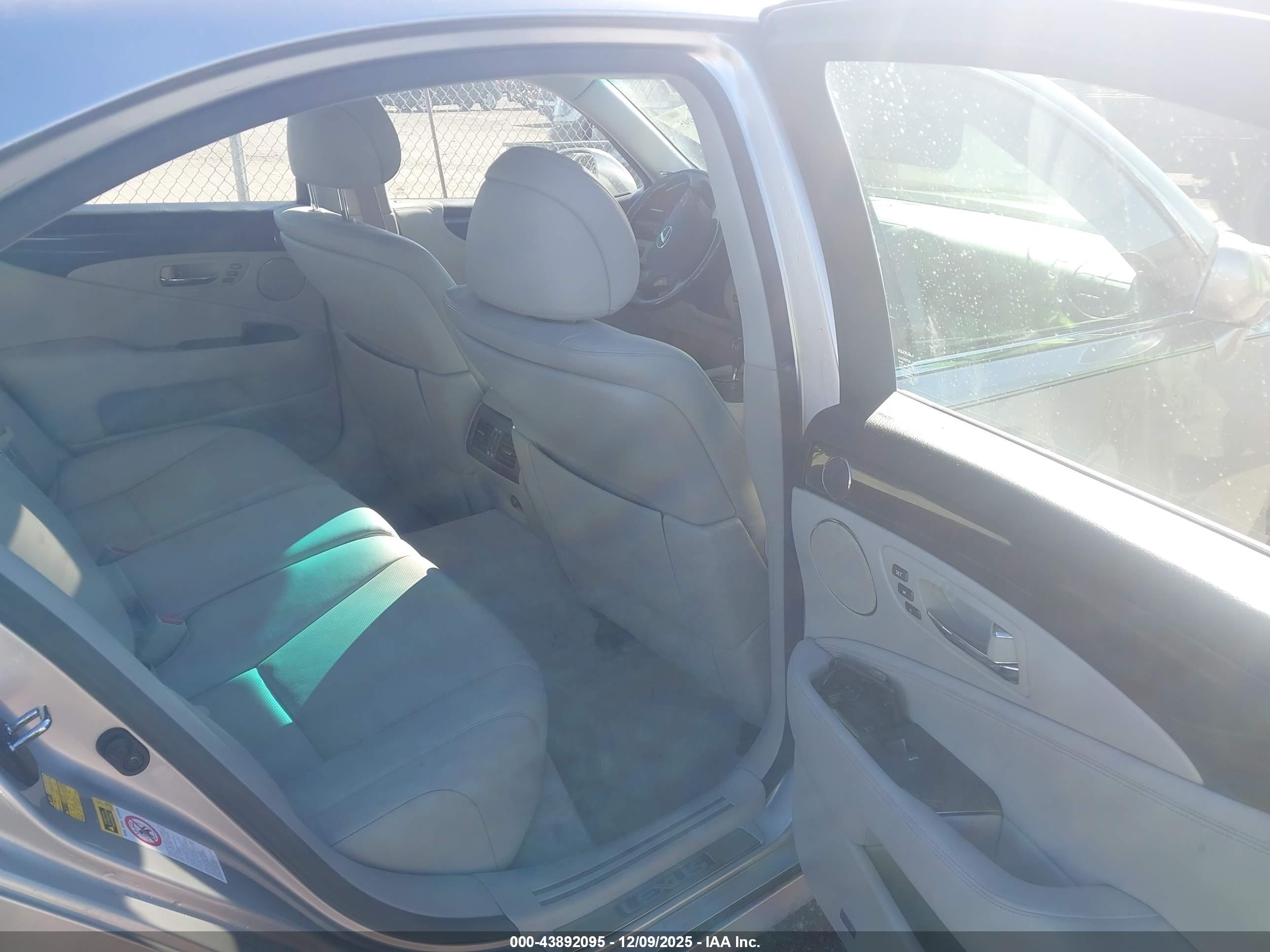 LEXUS LS image 8