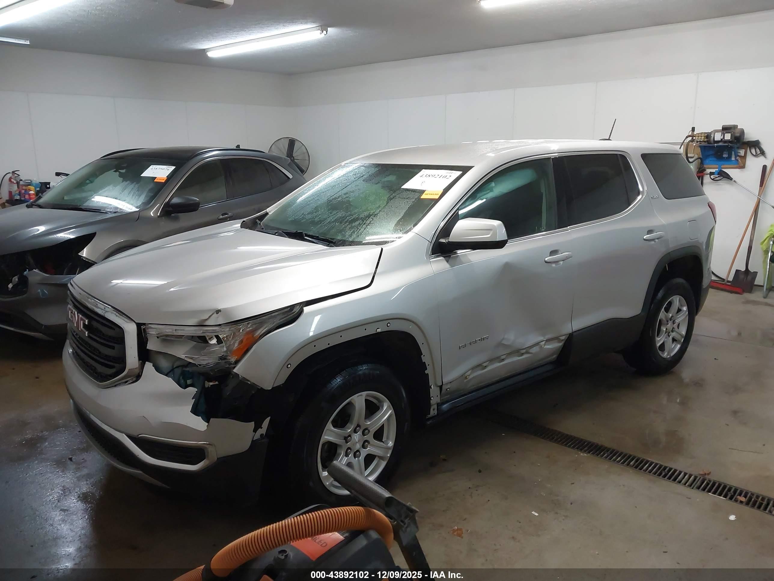 GMC ACADIA image 2