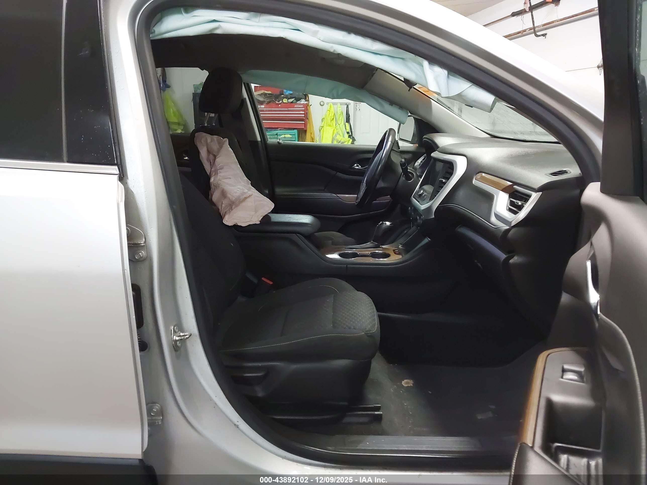 GMC ACADIA image 5