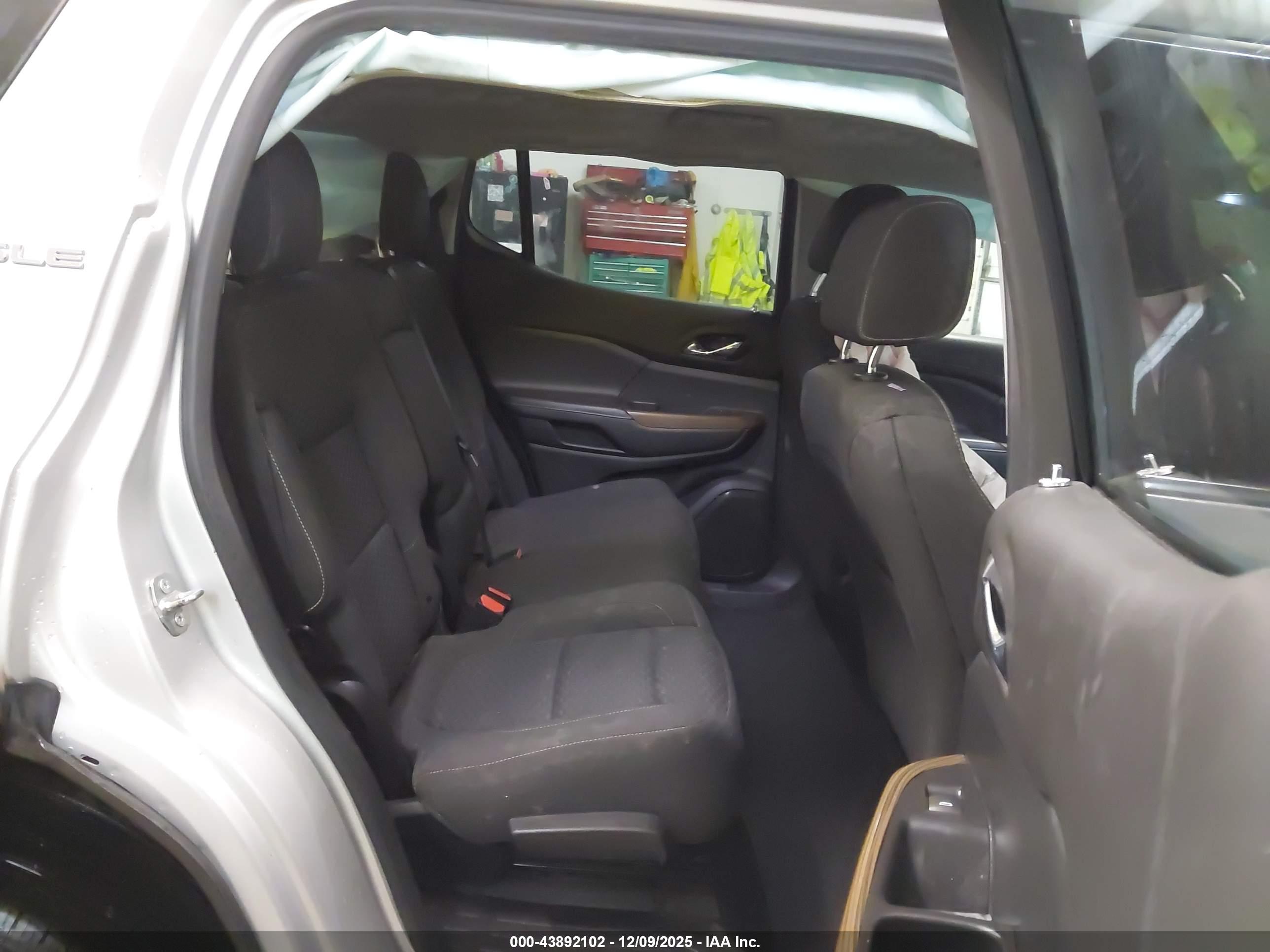 GMC ACADIA image 8