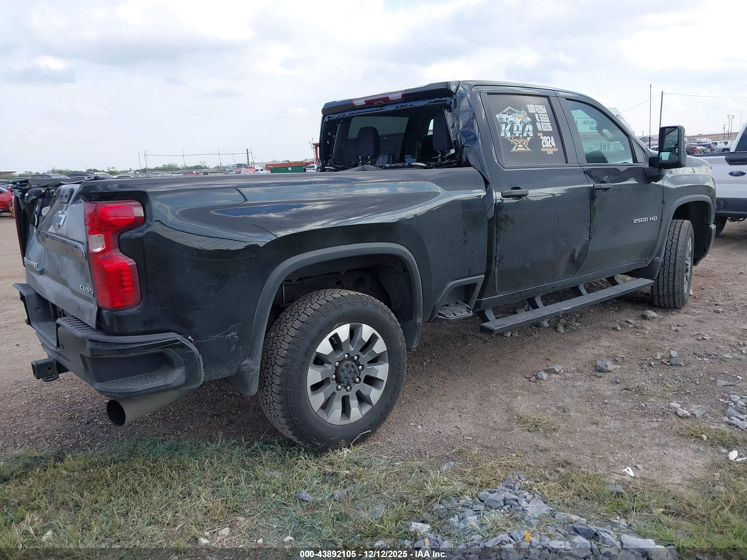 CHEVROLET SILVERADO image 4