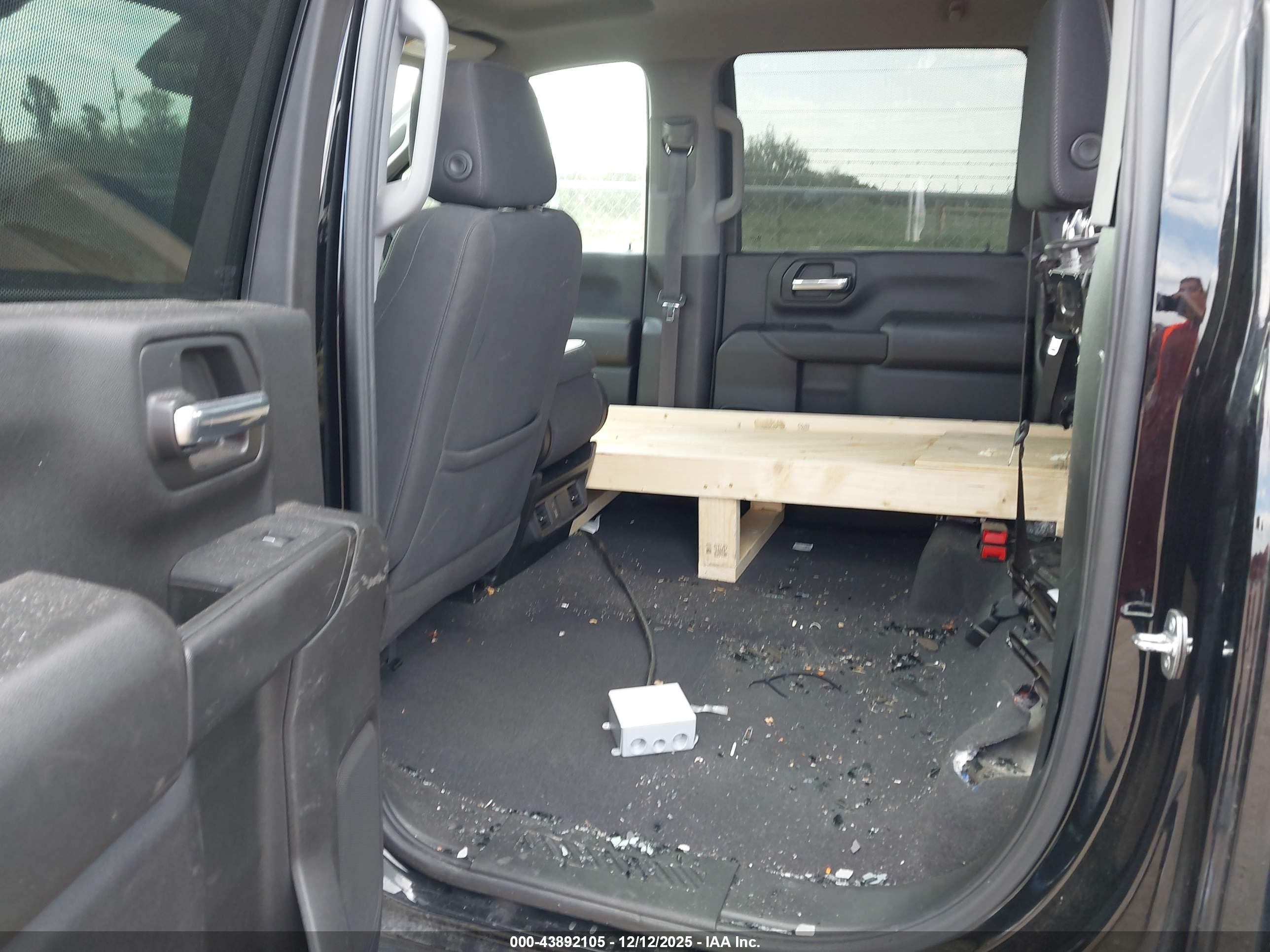 CHEVROLET SILVERADO image 8