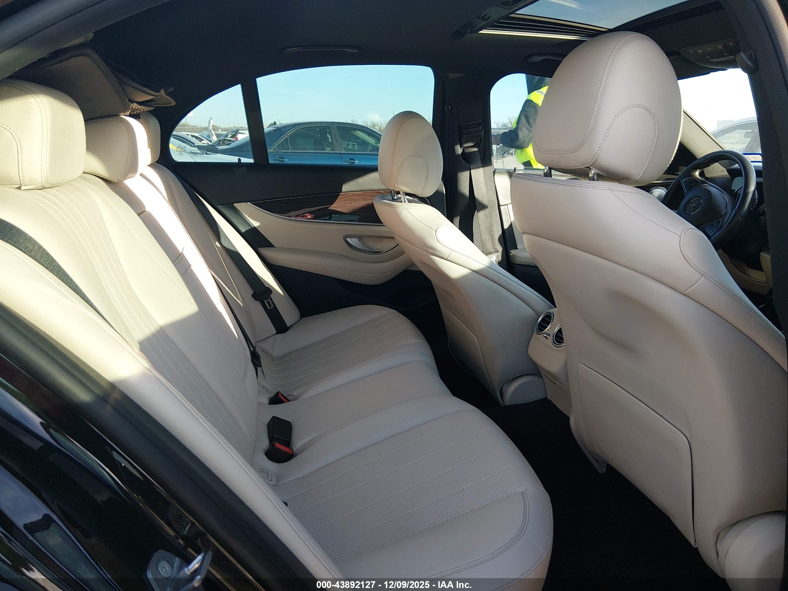 MERCEDES-BENZ E image 8