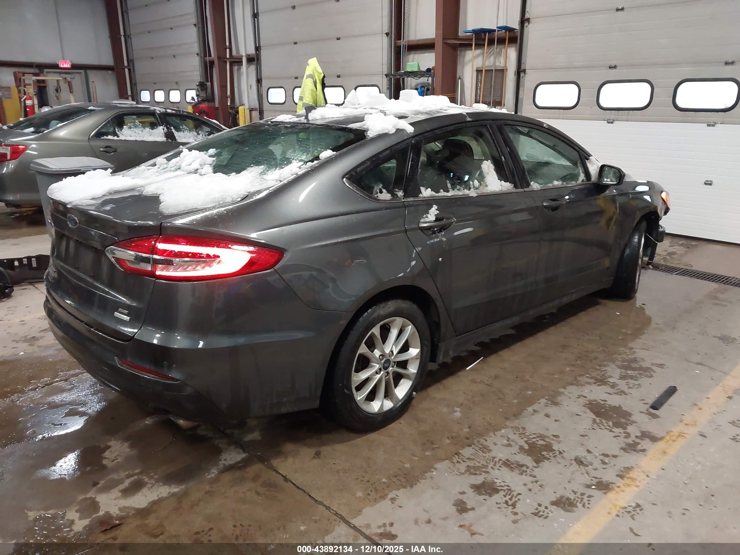 FORD FUSION image 4
