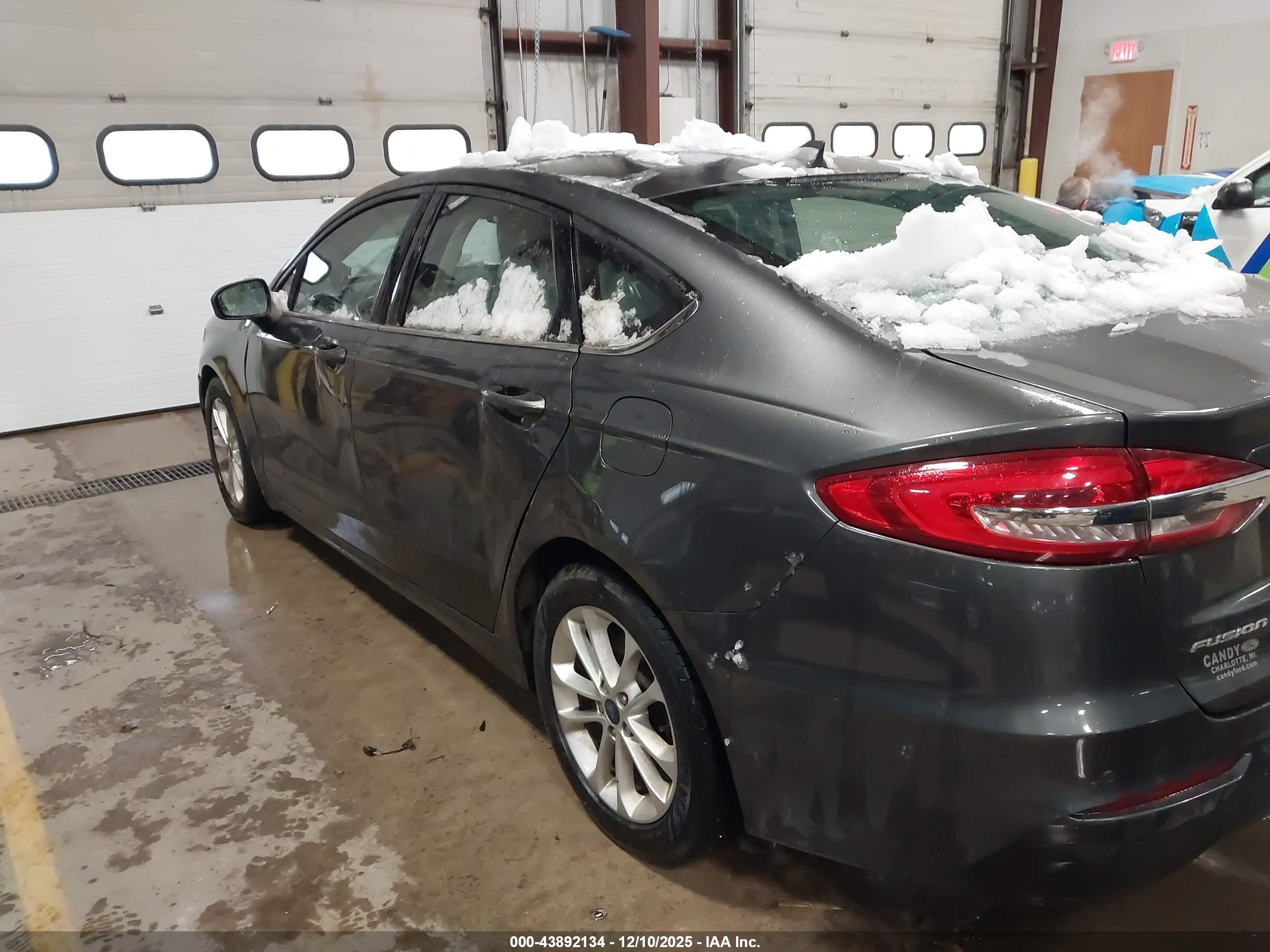 FORD FUSION image 6