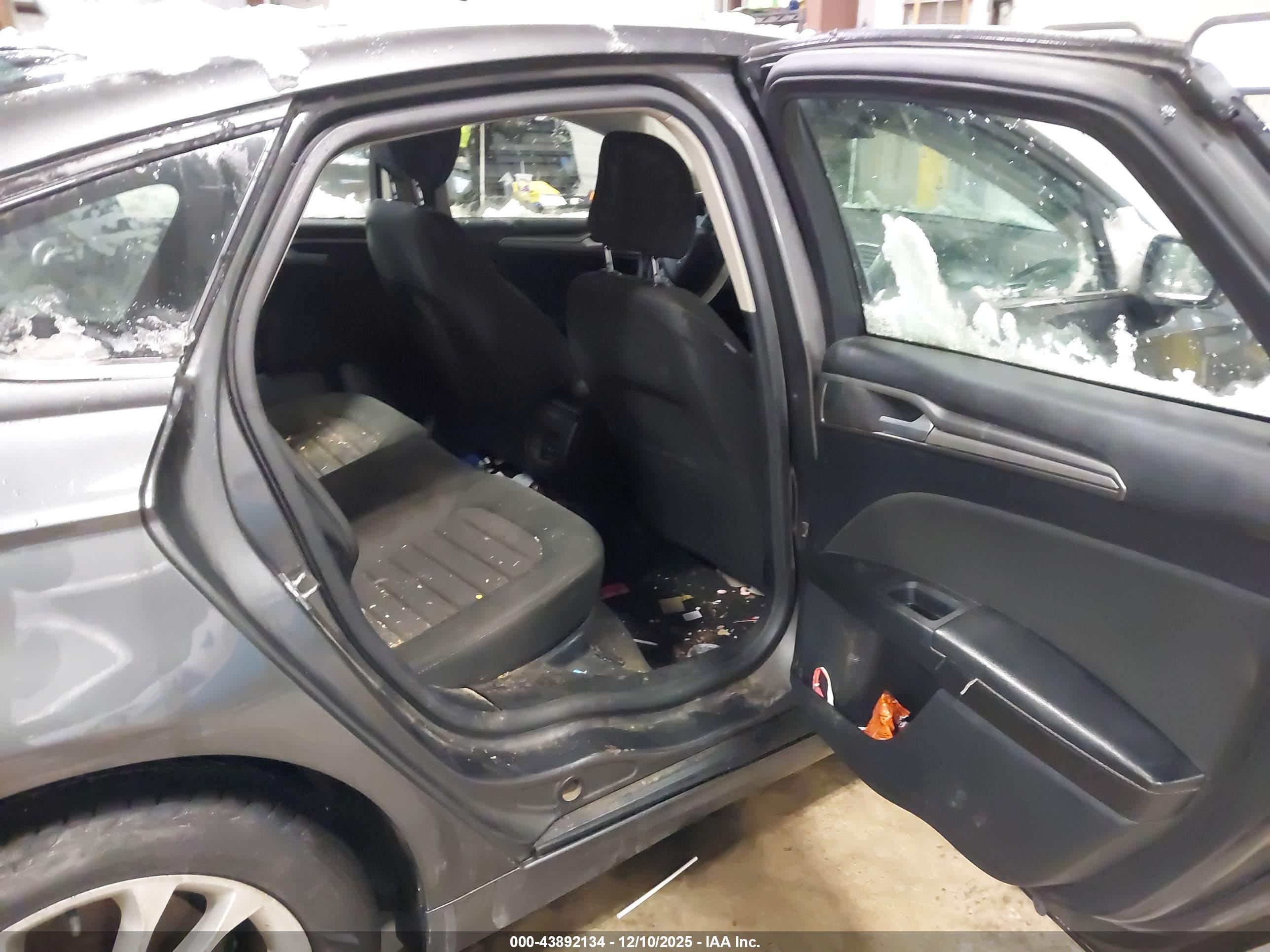 FORD FUSION image 8
