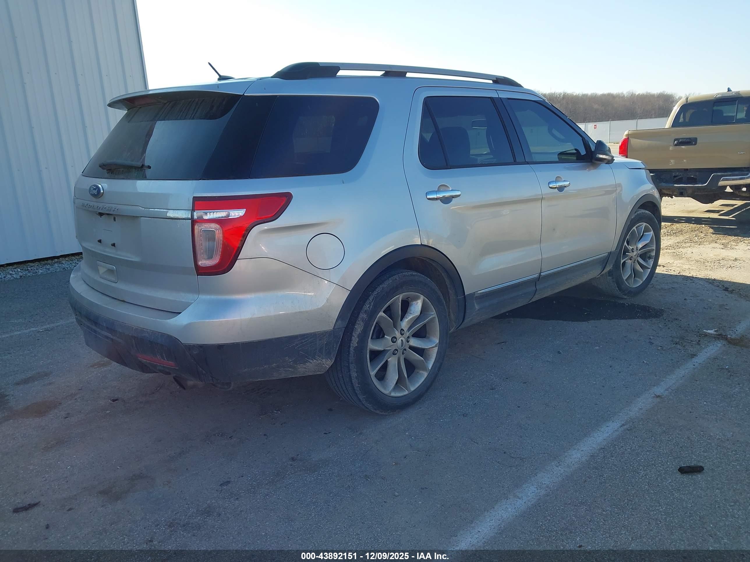 FORD EXPLORER image 4