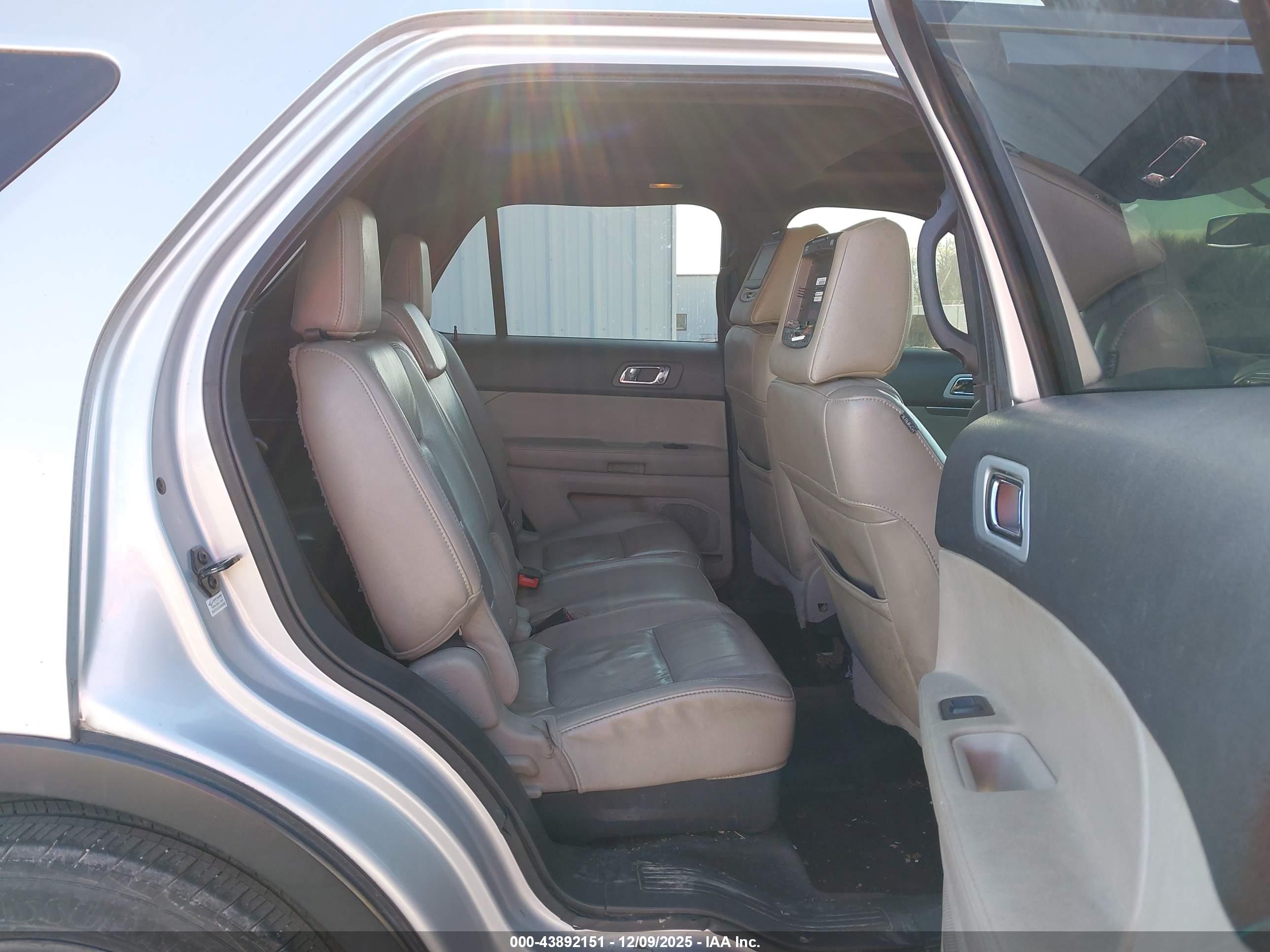 FORD EXPLORER image 8