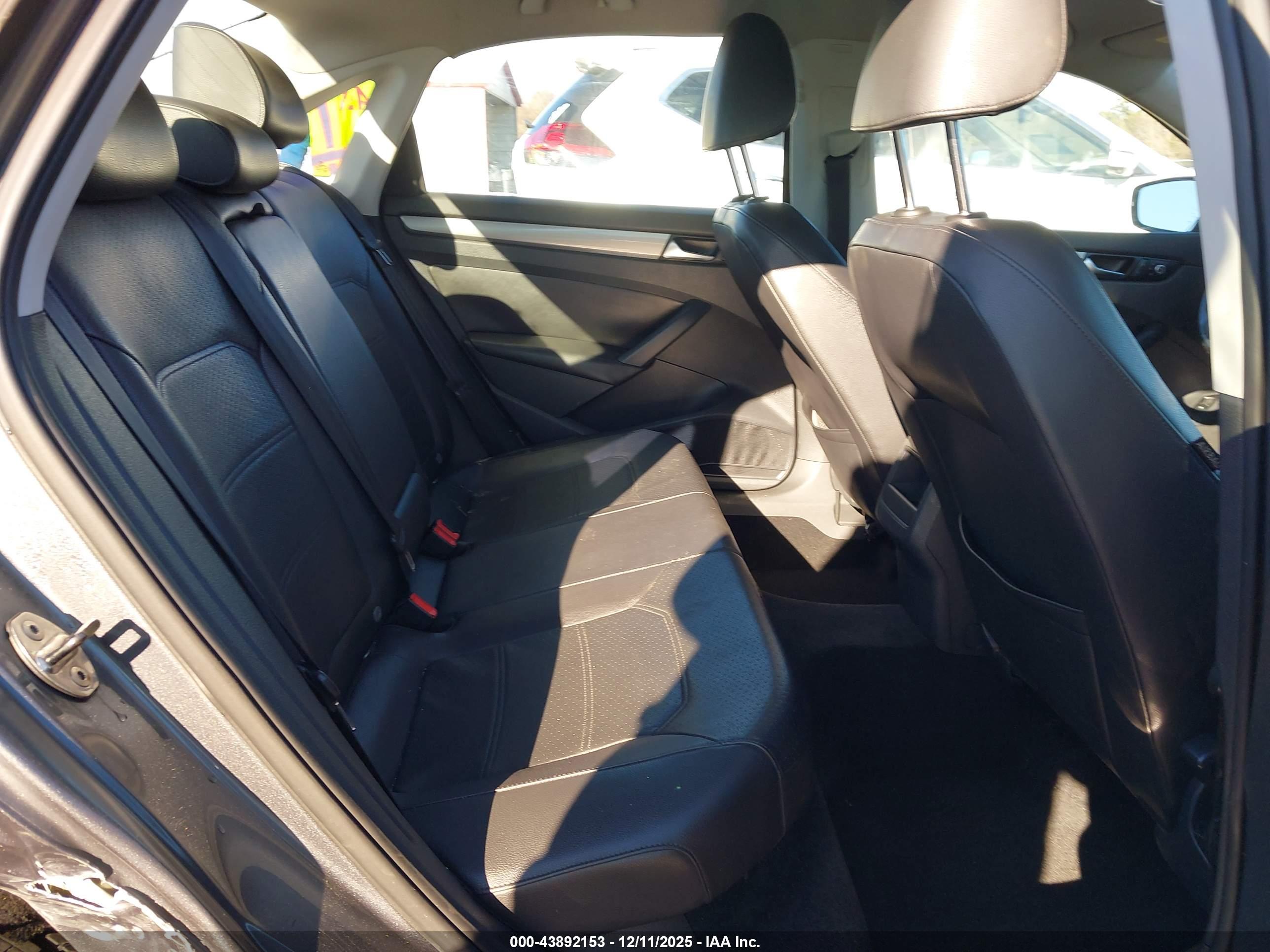 VOLKSWAGEN PASSAT image 8