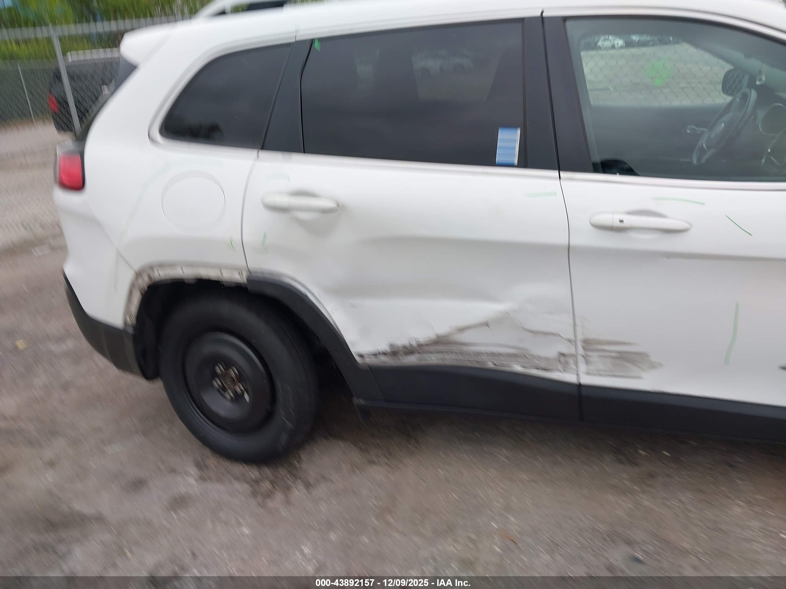 JEEP CHEROKEE image 6