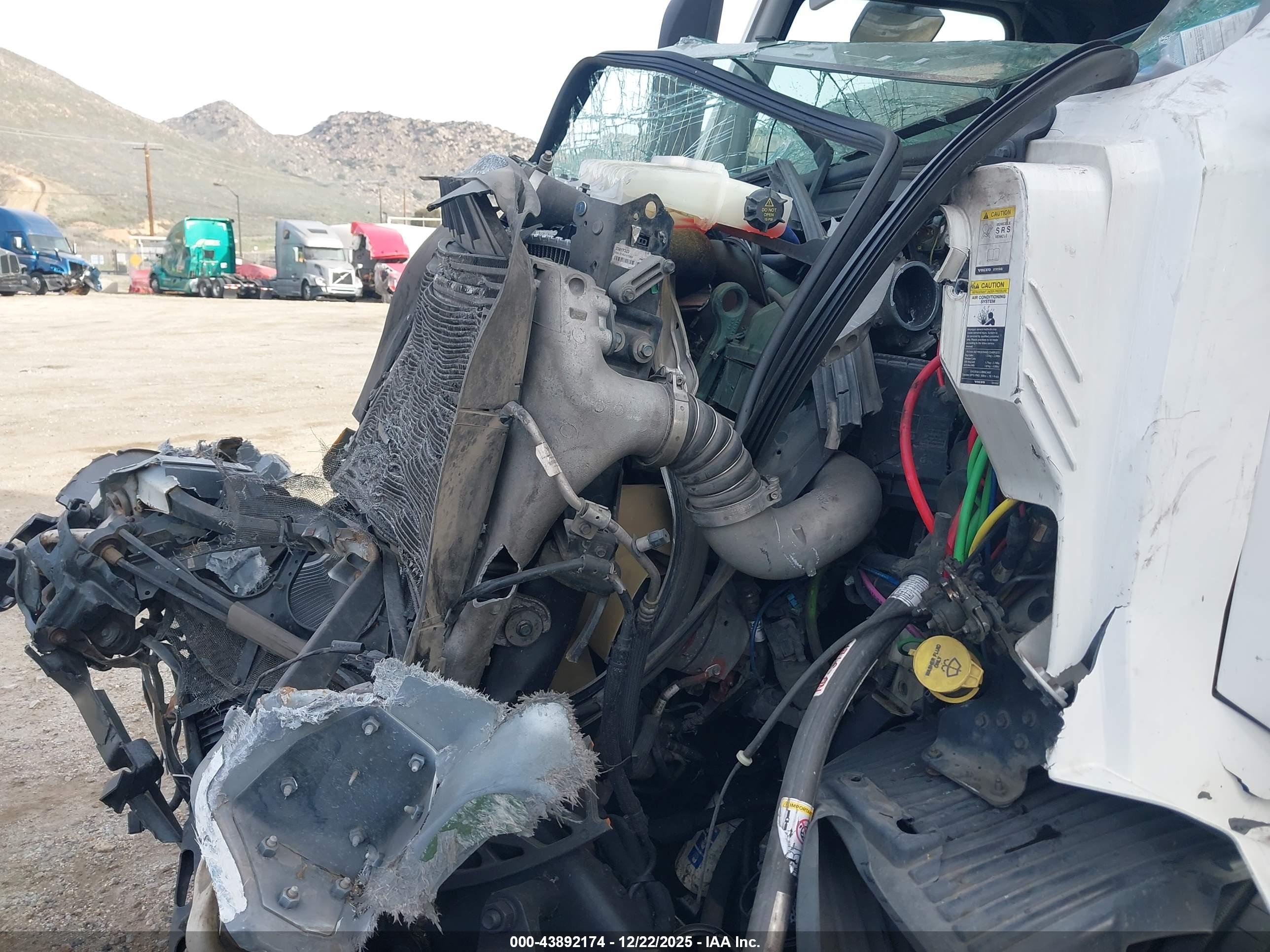 VOLVO VNL image 10