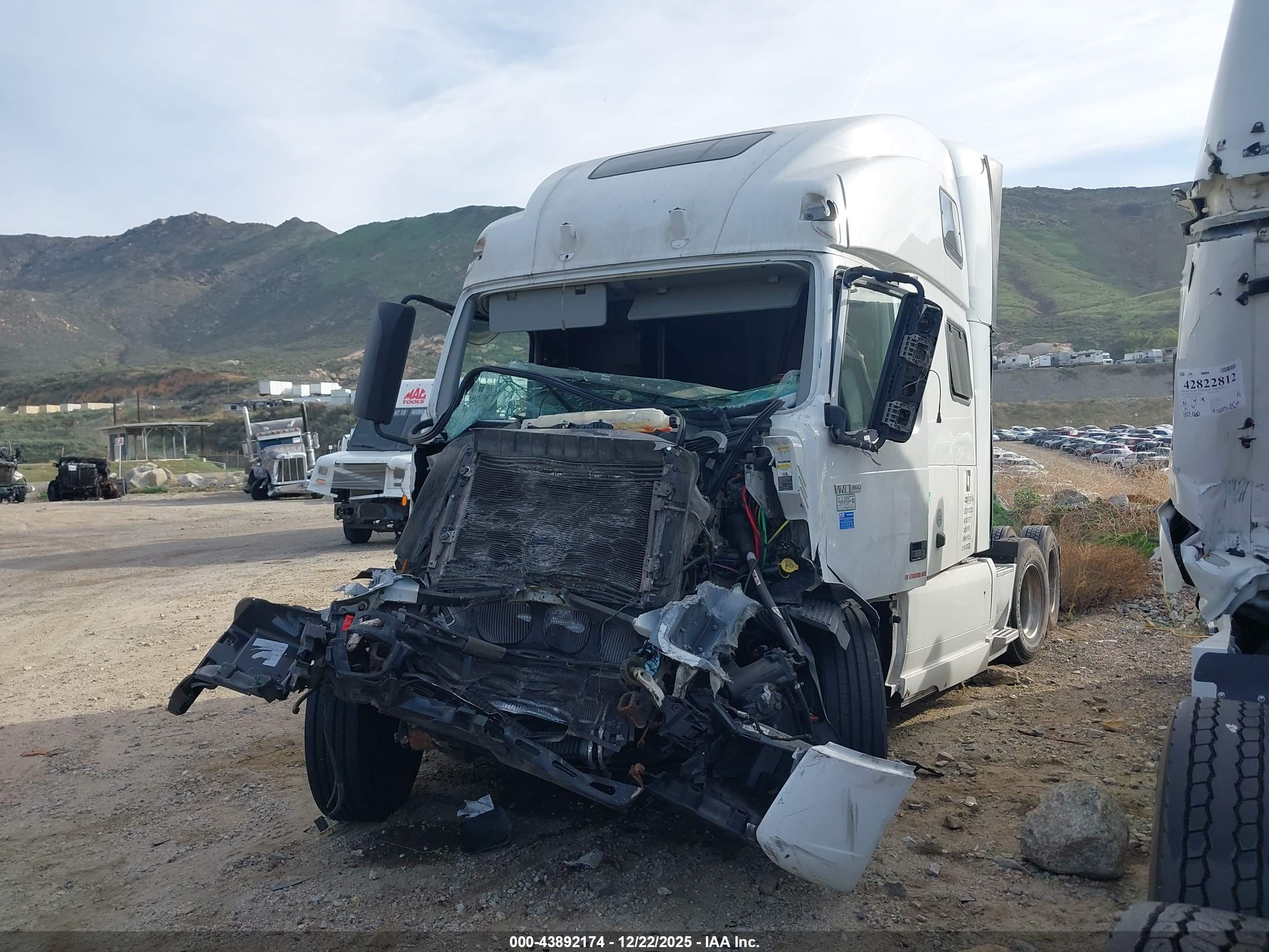 VOLVO VNL image 2