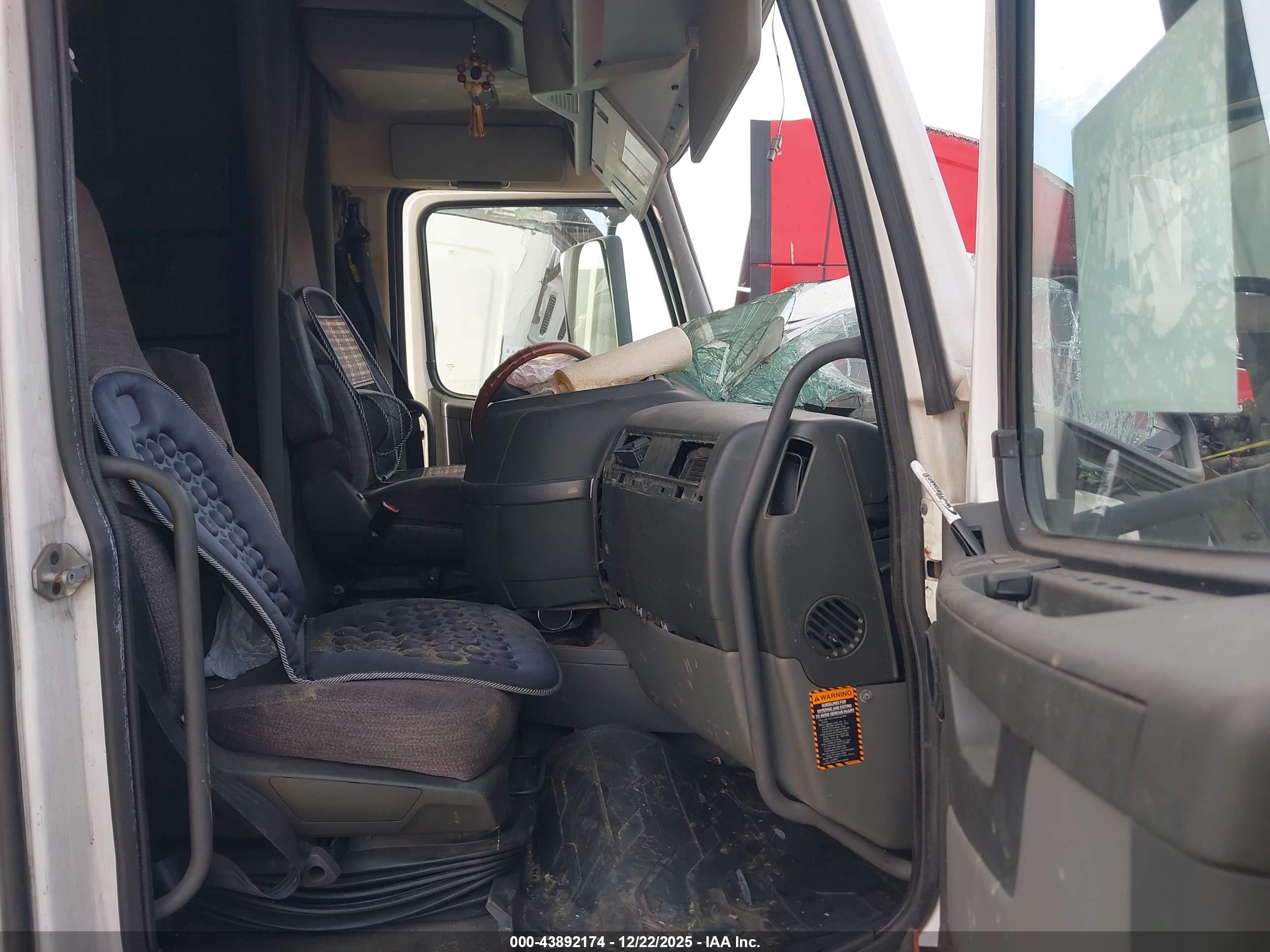 VOLVO VNL image 8