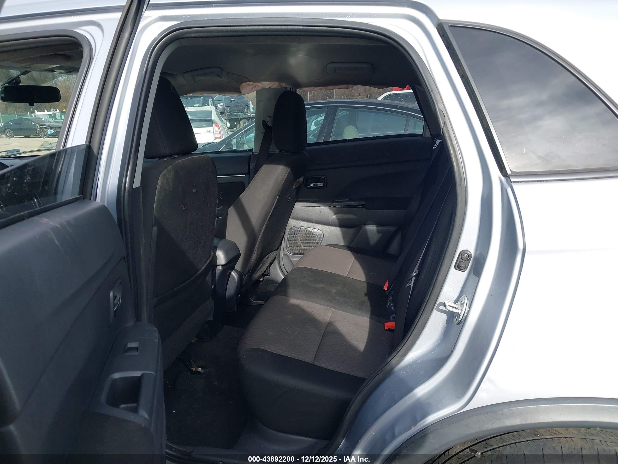 MITSUBISHI OUTLANDER image 8