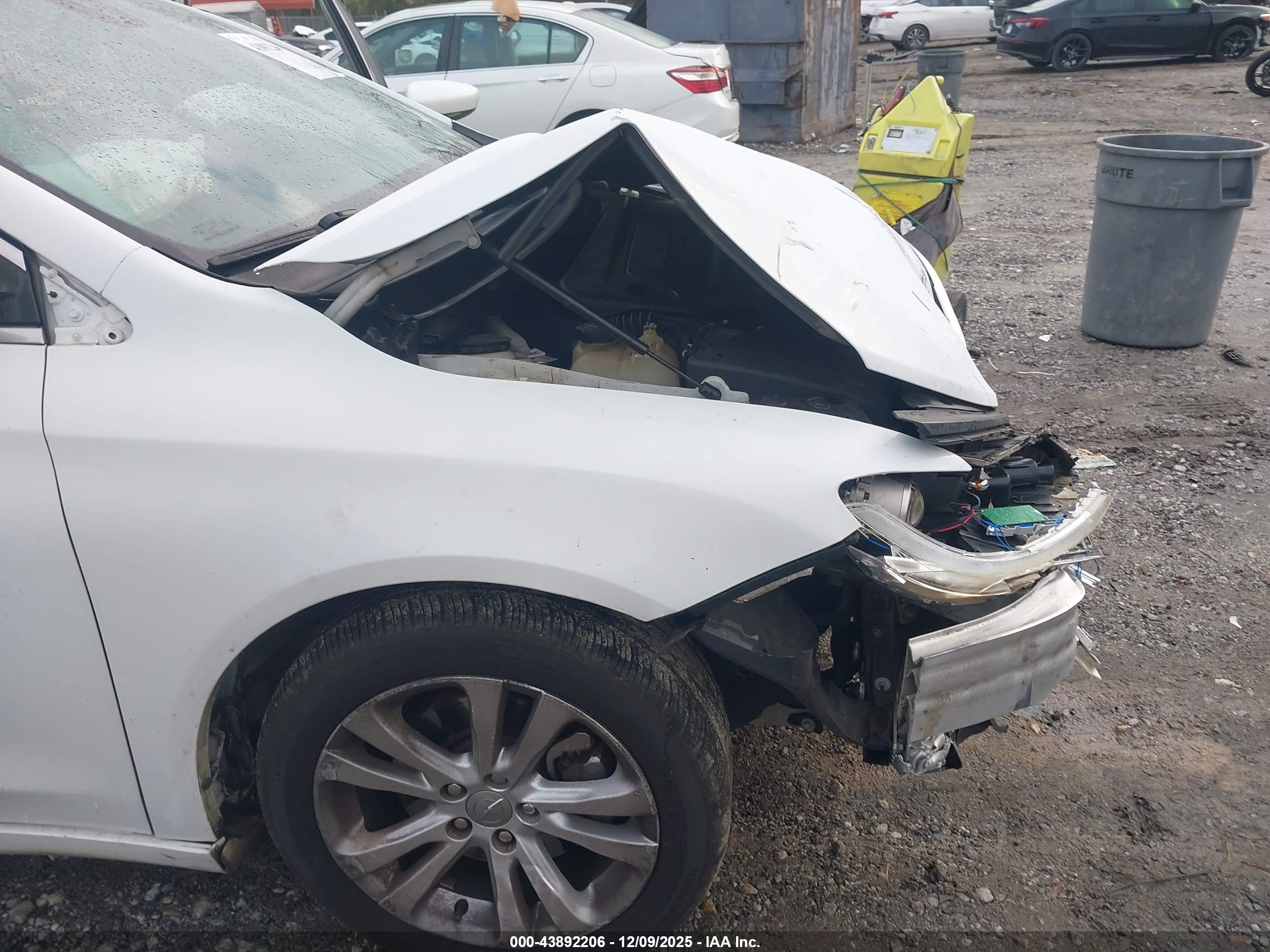 CHRYSLER 200 image 6