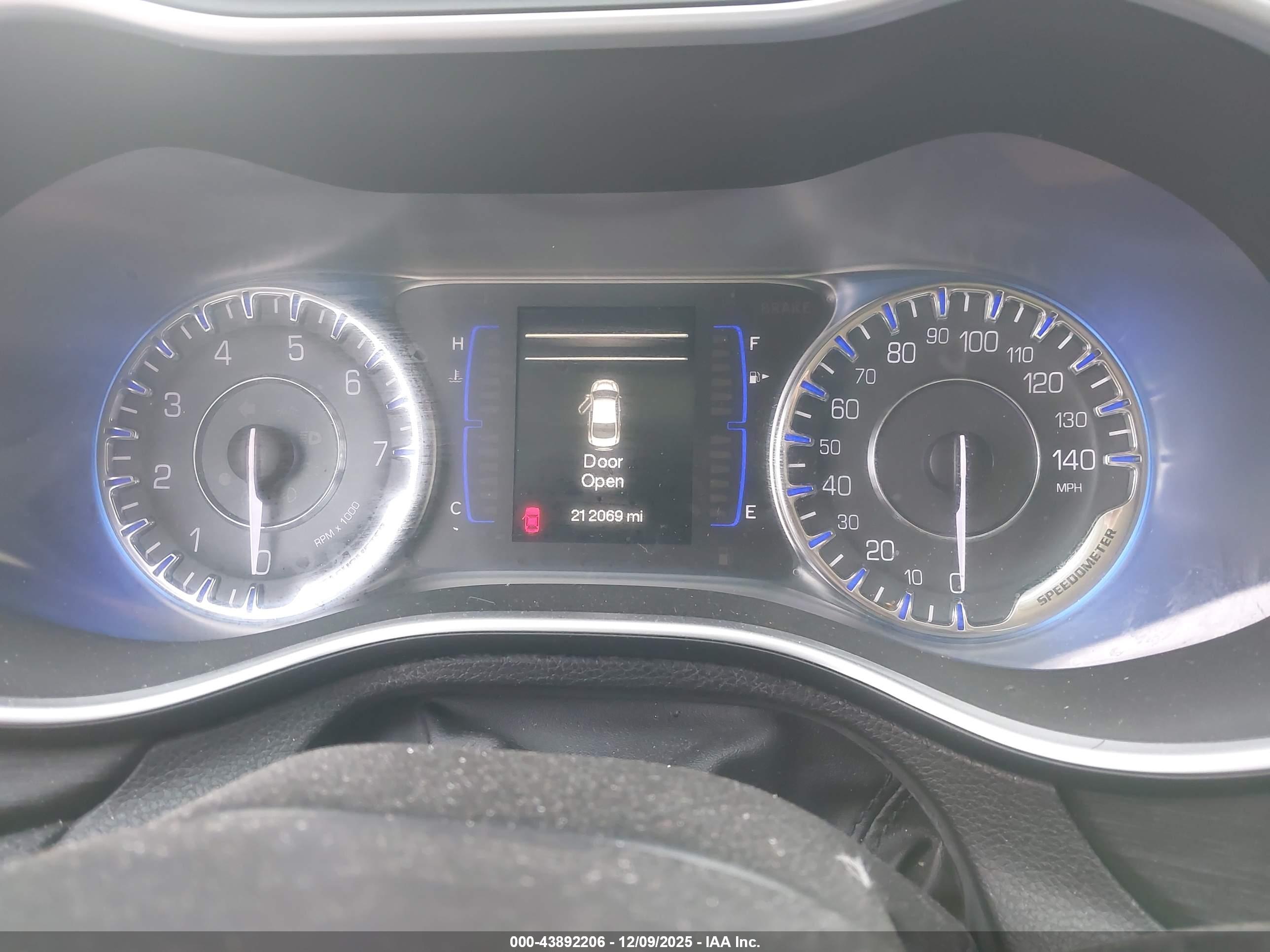 CHRYSLER 200 image 7