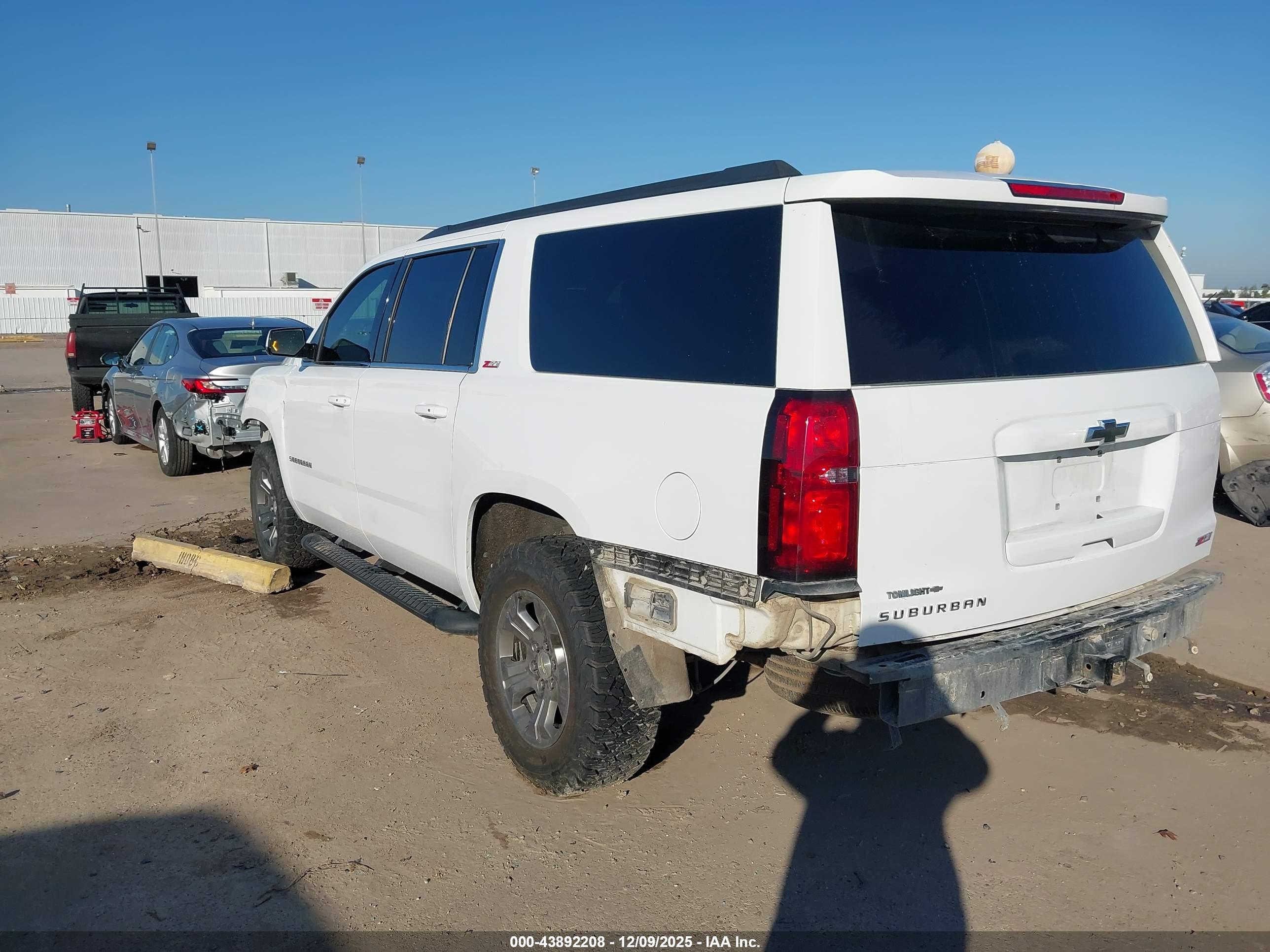 CHEVROLET SUBURBAN image 3