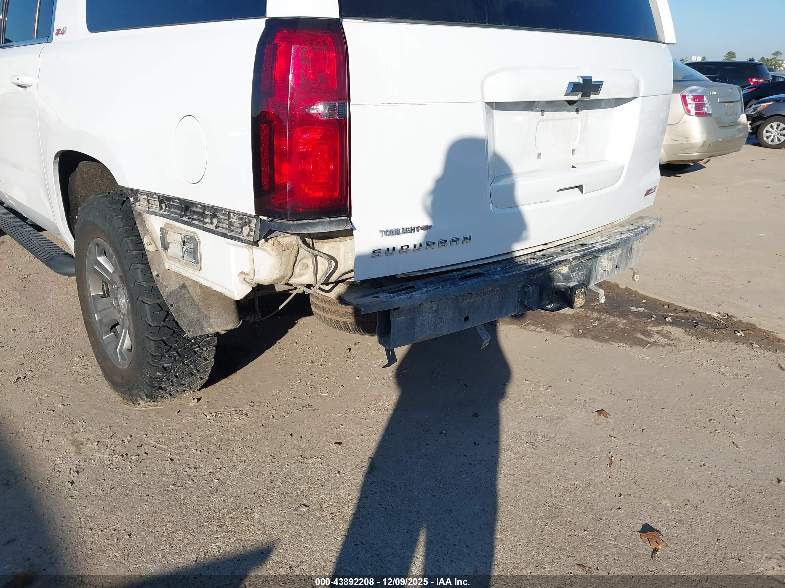 CHEVROLET SUBURBAN image 6