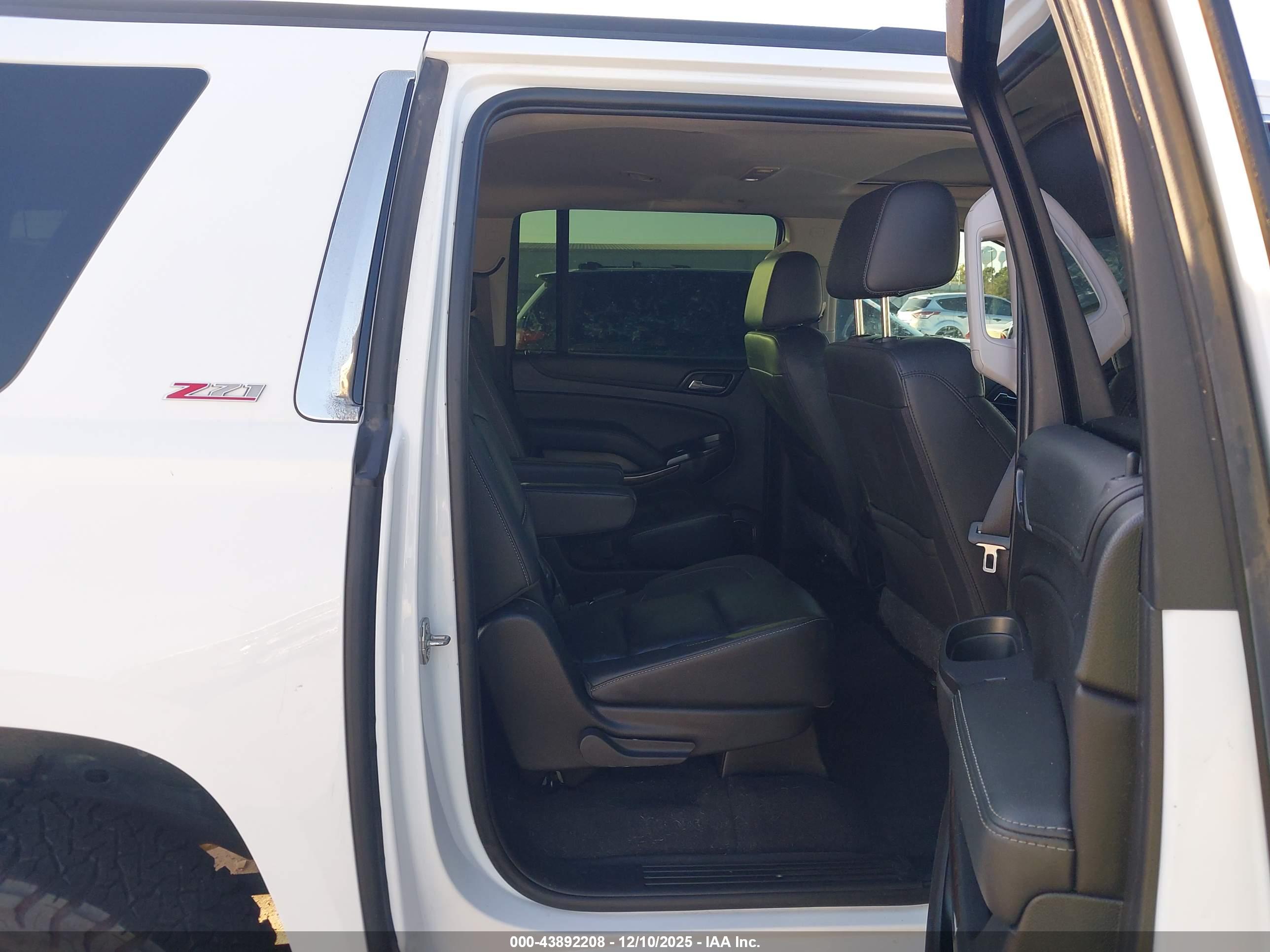 CHEVROLET SUBURBAN image 8