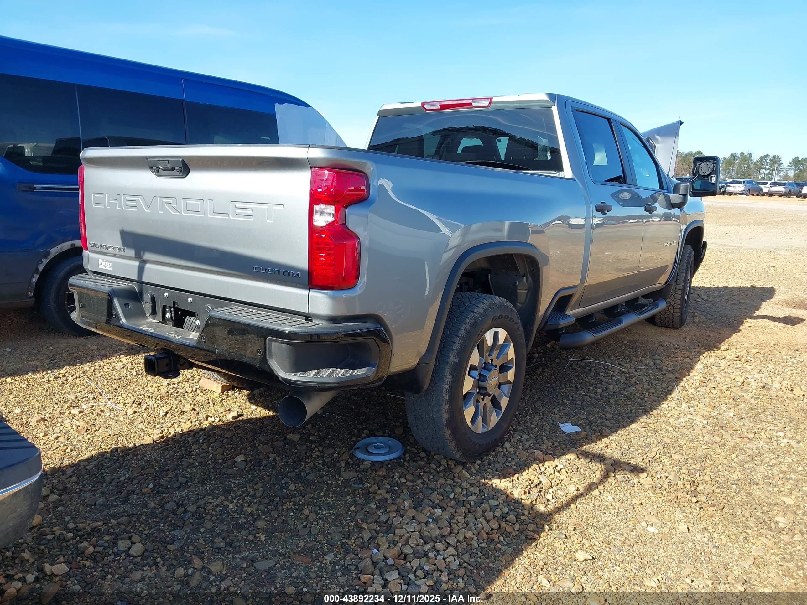 CHEVROLET SILVERADO image 4