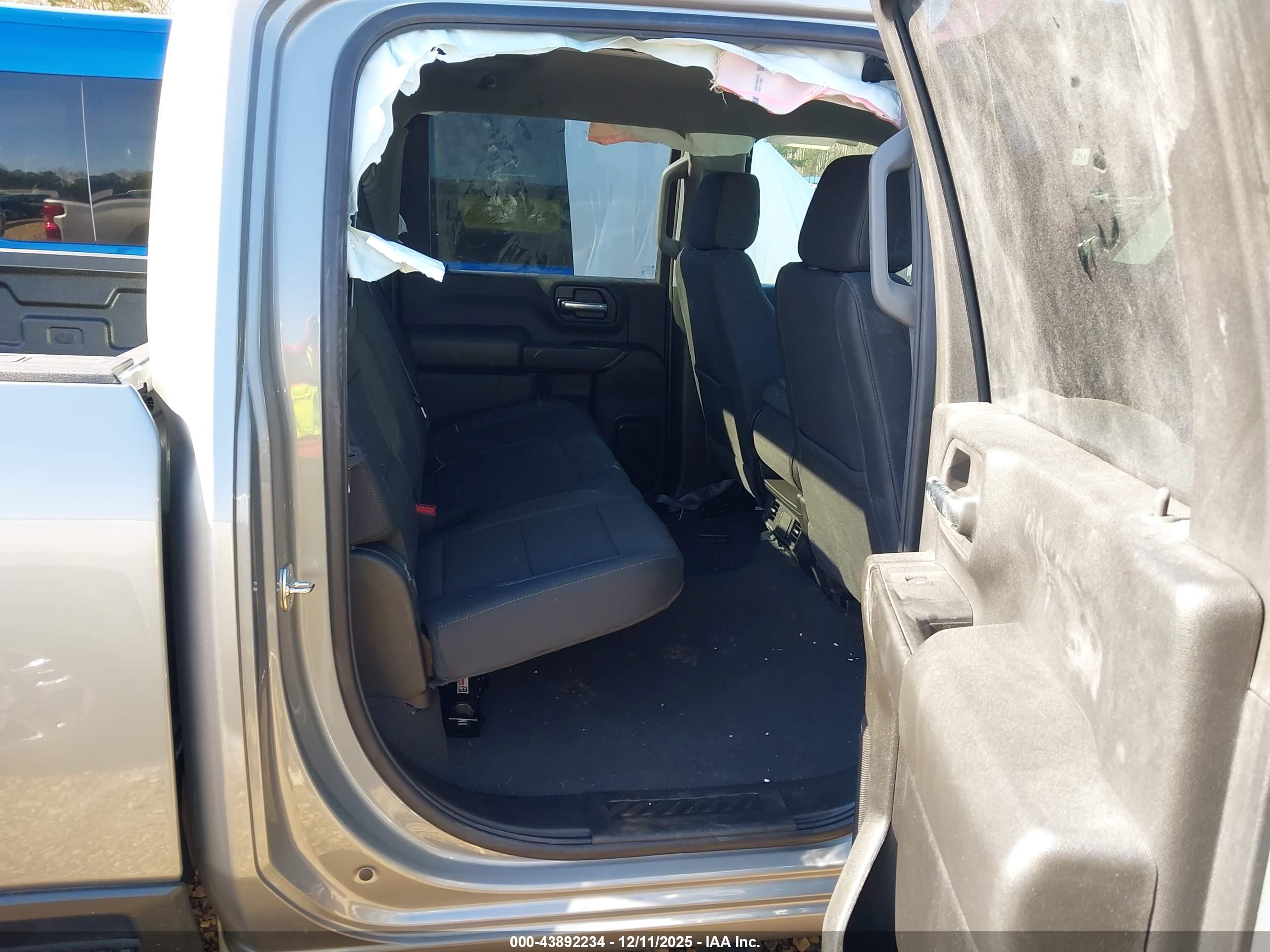 CHEVROLET SILVERADO image 8