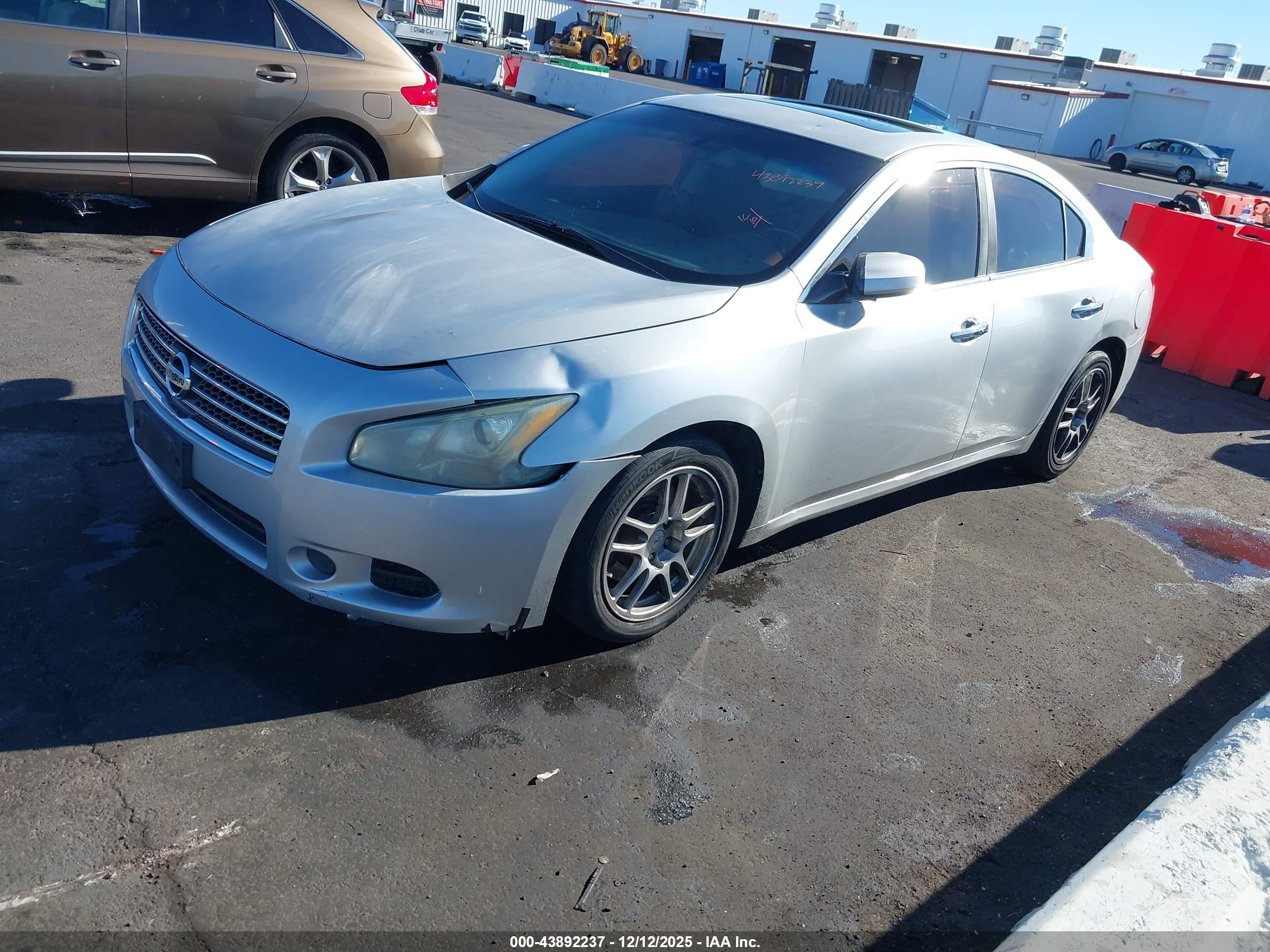 NISSAN MAXIMA image 2