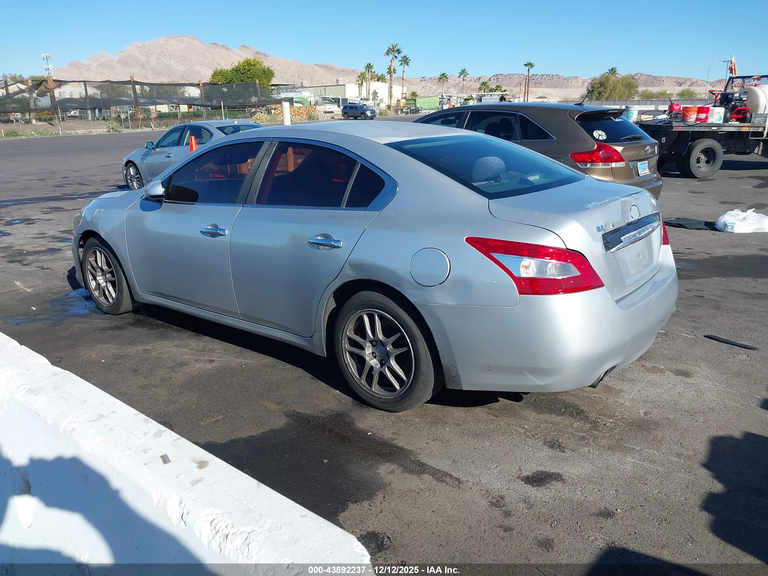 NISSAN MAXIMA image 3