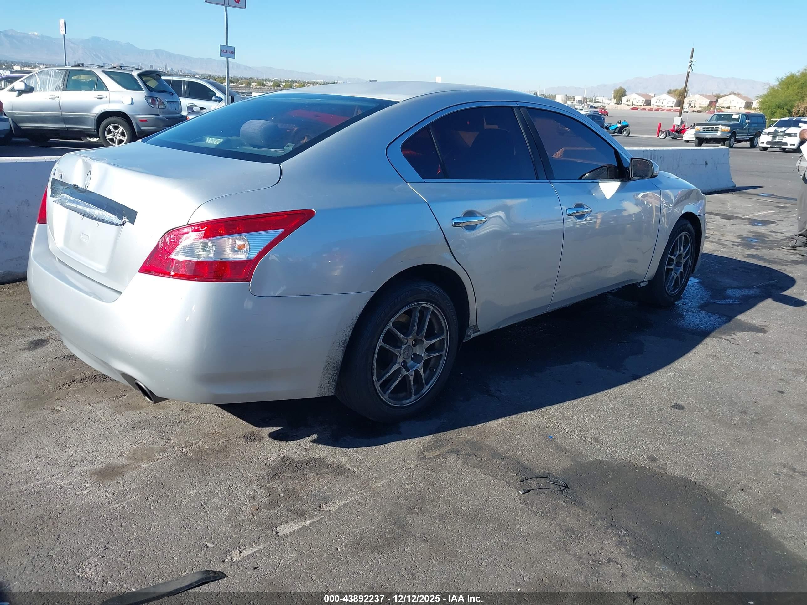 NISSAN MAXIMA image 4