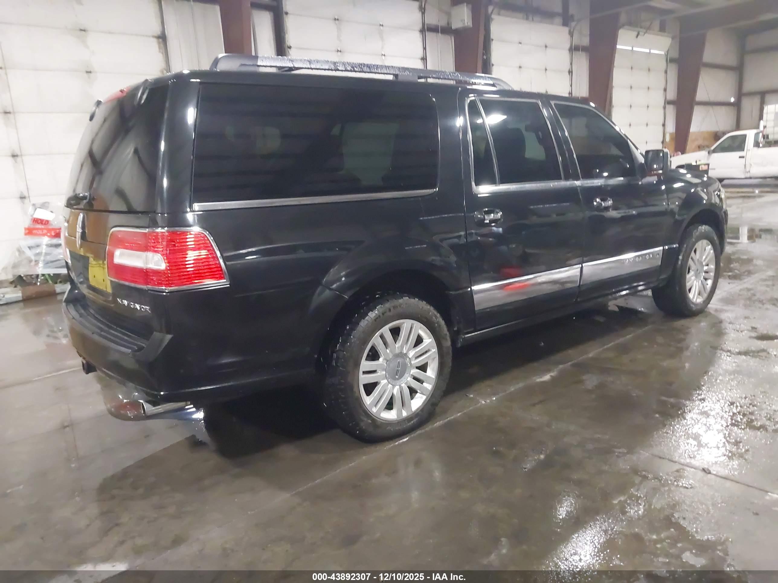 LINCOLN NAVIGATOR image 4