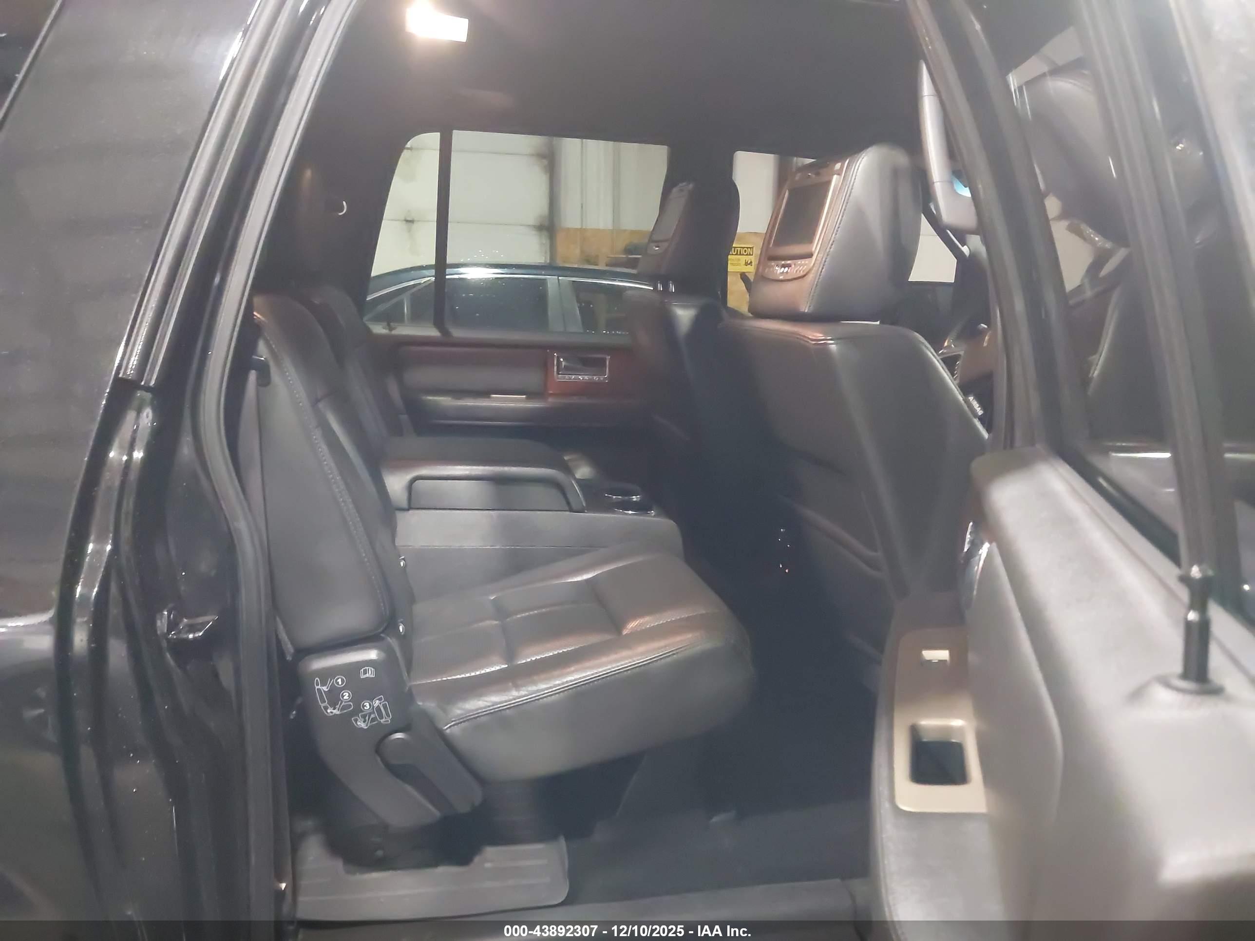 LINCOLN NAVIGATOR image 8