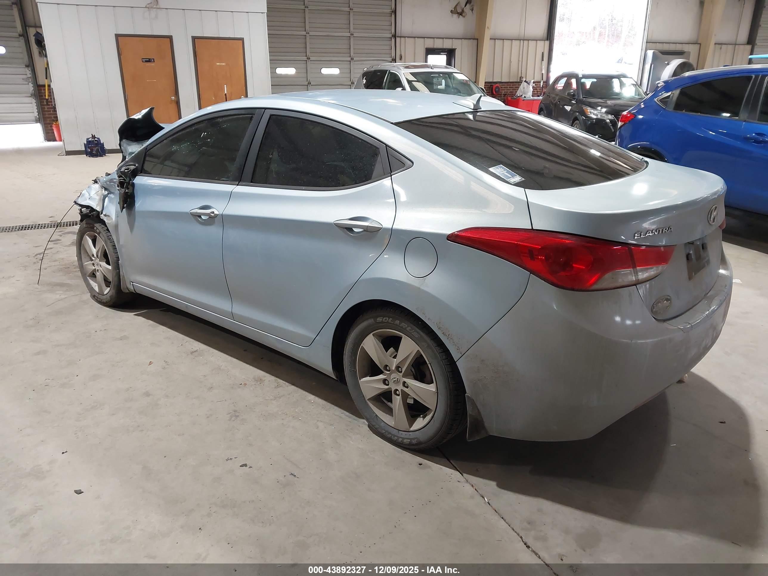 HYUNDAI ELANTRA image 3