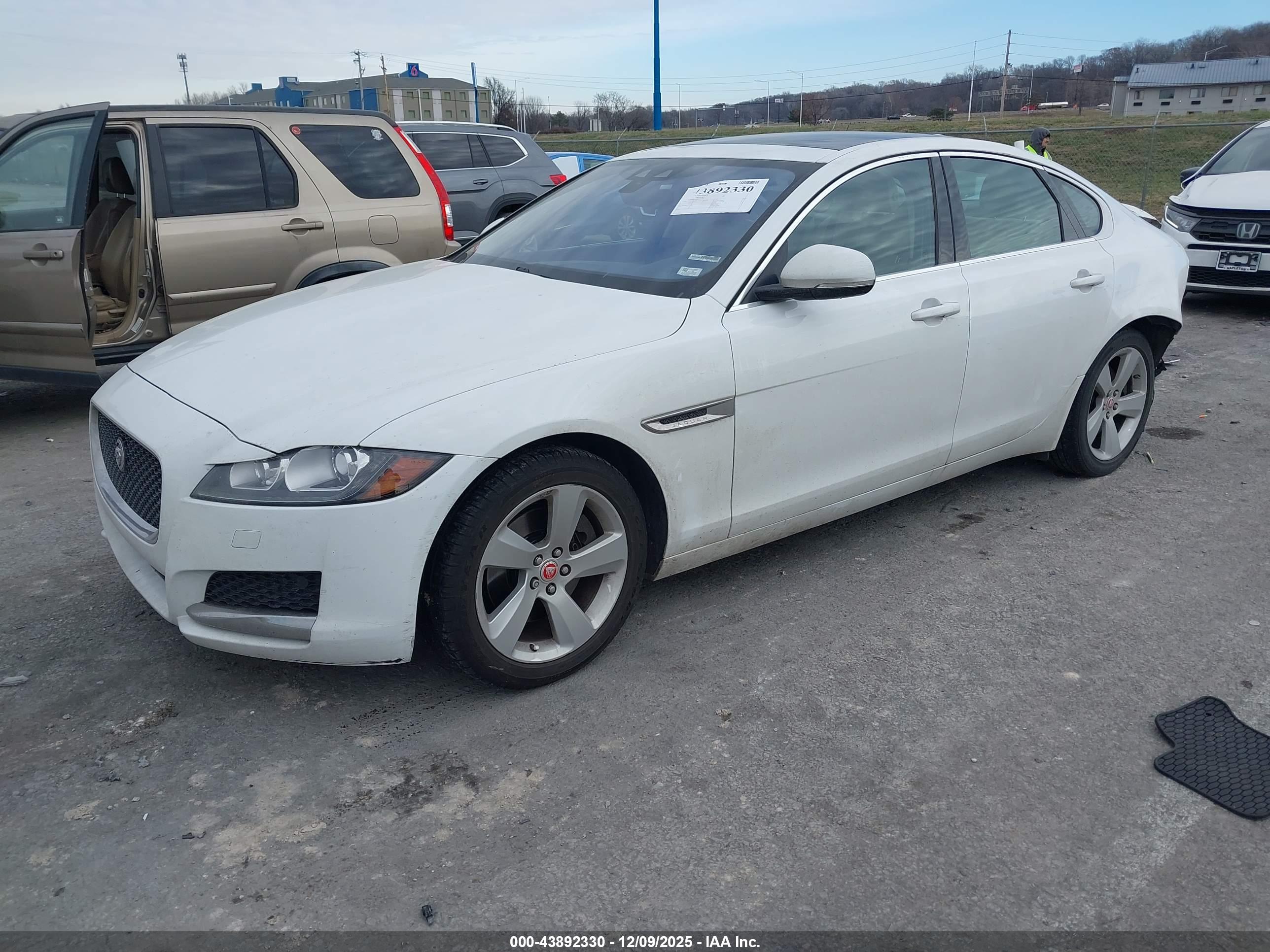 JAGUAR XF image 2