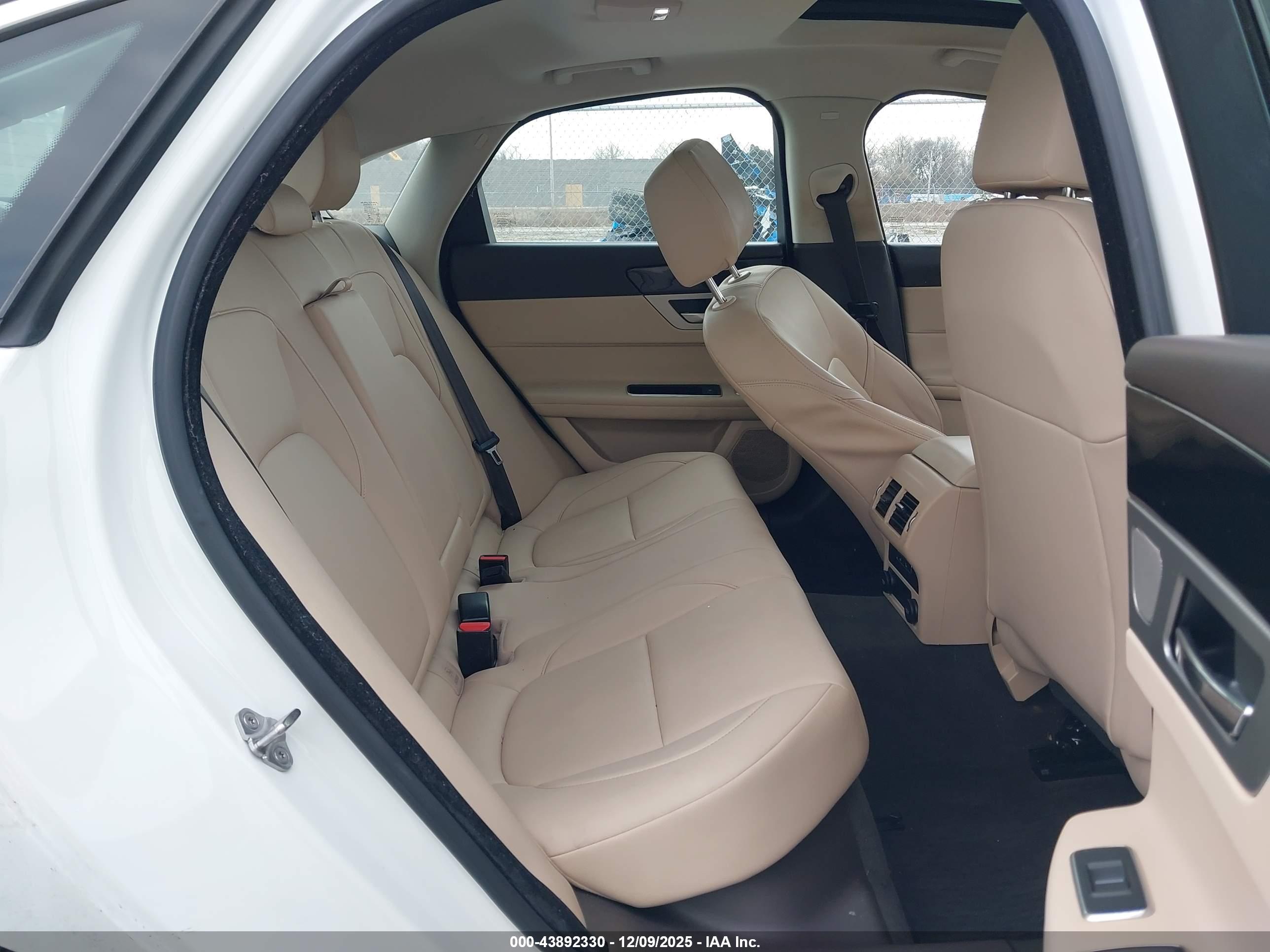 JAGUAR XF image 8