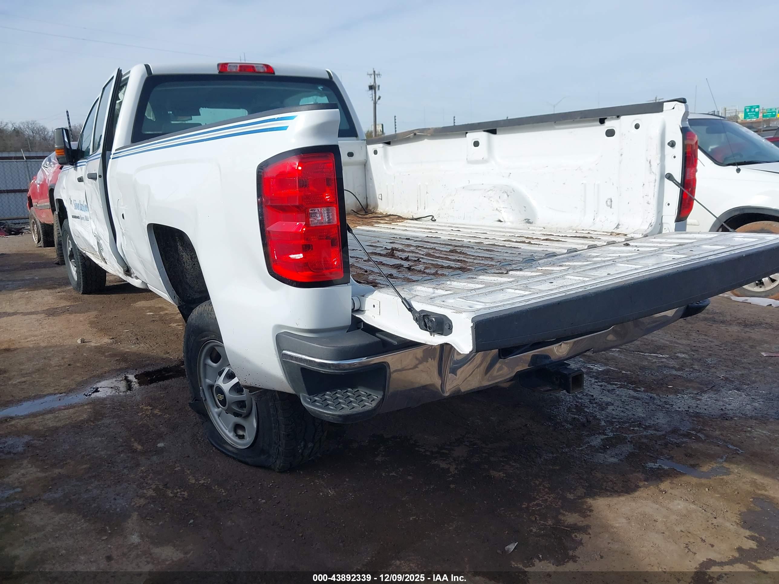CHEVROLET SILVERADO image 3
