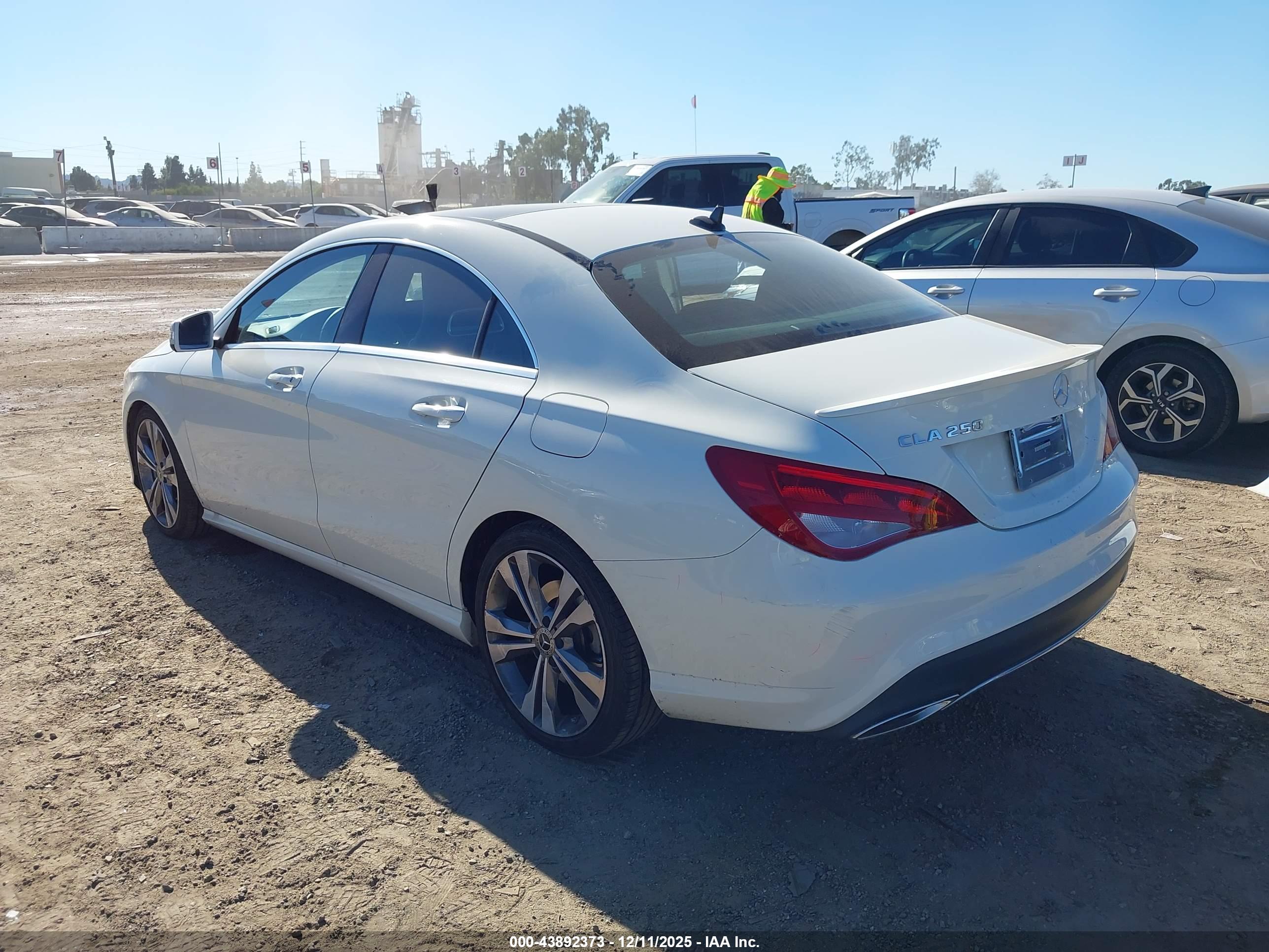 MERCEDES-BENZ CLA image 3