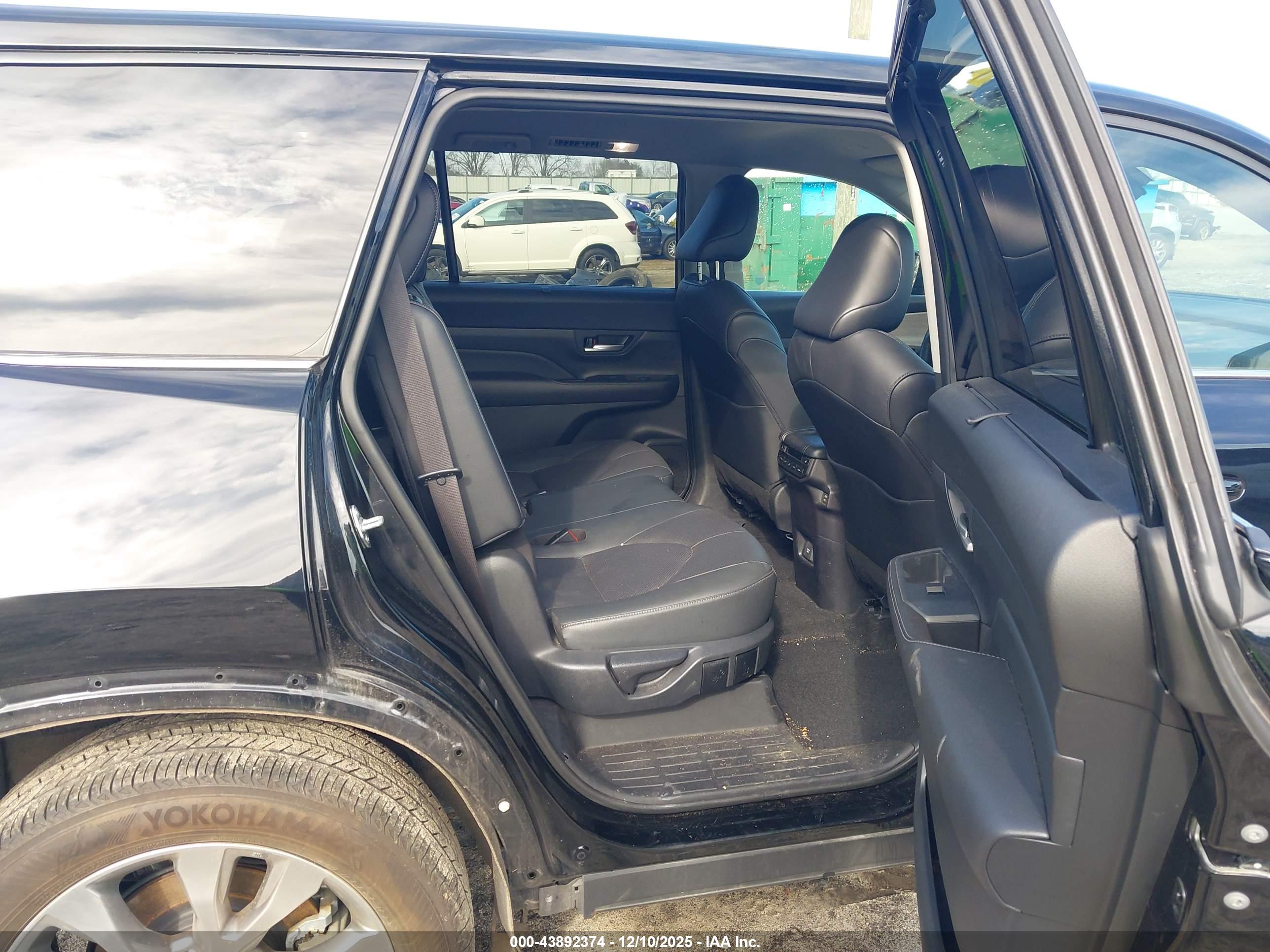 TOYOTA GRAND image 8
